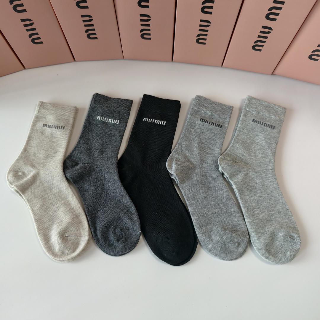NO:677244,Special packaging MiuMiu's new mid-length pile socks!  Five pairs in a box, synchronized tube socks at the counter, big brands out on the street, must-have socks for fashionistas, stockings, socks, miumiu, socks19860909特 配包装 MiuMiu（缪缪）新款中长款堆堆袜袜子！一盒五双, 专柜同步筒款袜子,大牌出街,潮人必备超好搭袜子,丝袜,袜子,miumiu,socks,accessory