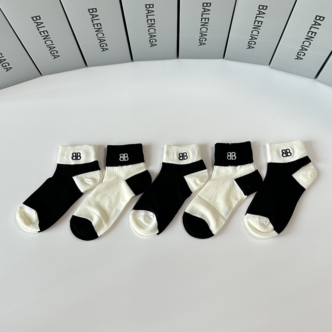 NO:677196,Specially equipped with counter packaging Balenciaga's new short and medium style pile socks!  Five pairs in a box, synchronized tube socks at the counter, big brands going out, must-have socks for fashionistas, stockings, socks, balenciaga, balenciaga, socks19860909特 配专柜包装 Balenciaga（巴黎世家）新款中短款堆堆袜袜子！一盒五双,专柜同步筒袜袜子,大牌出街,潮人必备超好搭袜子,丝袜,袜子,balenciaga,balenciaga,socks,accessory