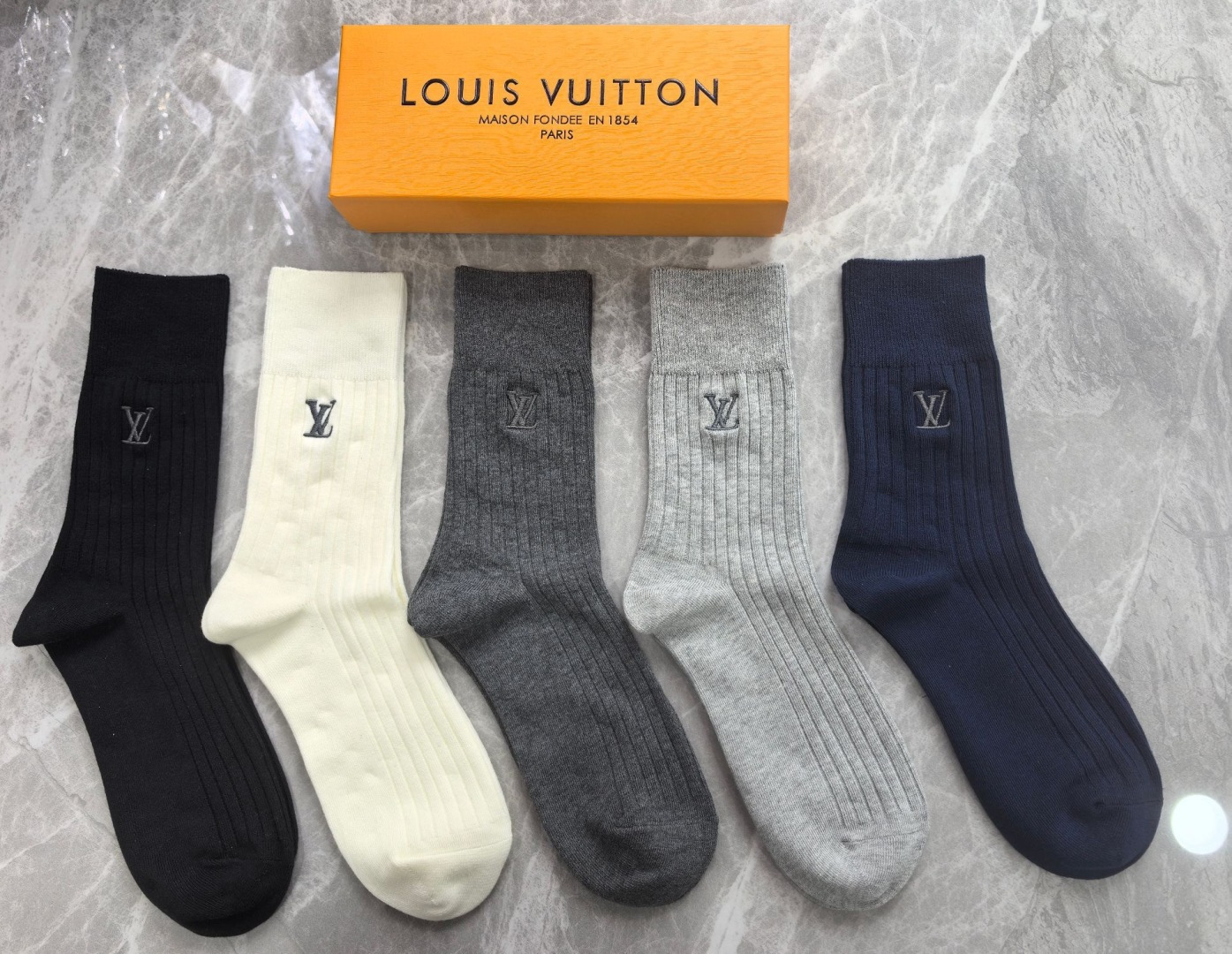 NO:677228,Specially equipped with counter packaging LV (Louis Vuitton)'s latest double-needle mid-length embroidery style pile socks!  Five pairs in a box, synchronized tube socks at the counter, big brands going out on the street, must-have socks for fashionistas, stockings, socks, louis vuitton, louis vuitton, socks19860909特 配专柜包装 LV（路易威登）最新双针中长筒刺绣款堆堆袜袜子！一盒五双,专柜同步筒袜袜子,大牌出街,潮人必备超好搭袜子,丝袜,袜子,louis vuitton,louis vuitton,socks,accessory