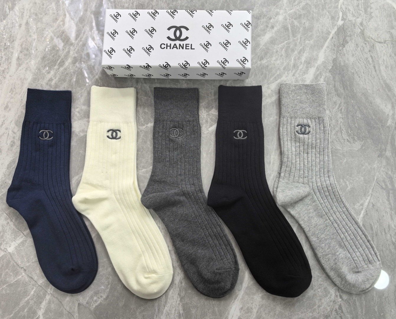 NO:677231,Specially equipped with counter packaging, Chanel's latest double-needle mid-length embroidered pile socks!  Five pairs in a box, synchronized tube socks at the counter, big brands going out on the street, must-have socks for fashionistas, stockings, socks, chanel, chanel, socks19860909特 配专柜包装 Chanel（香奈儿）最新双针中长筒刺绣款堆堆袜袜子！一盒五双,专柜同步筒袜袜子,大牌出街,潮人必备超好搭袜子,丝袜,袜子,chanel,chanel,socks,accessory