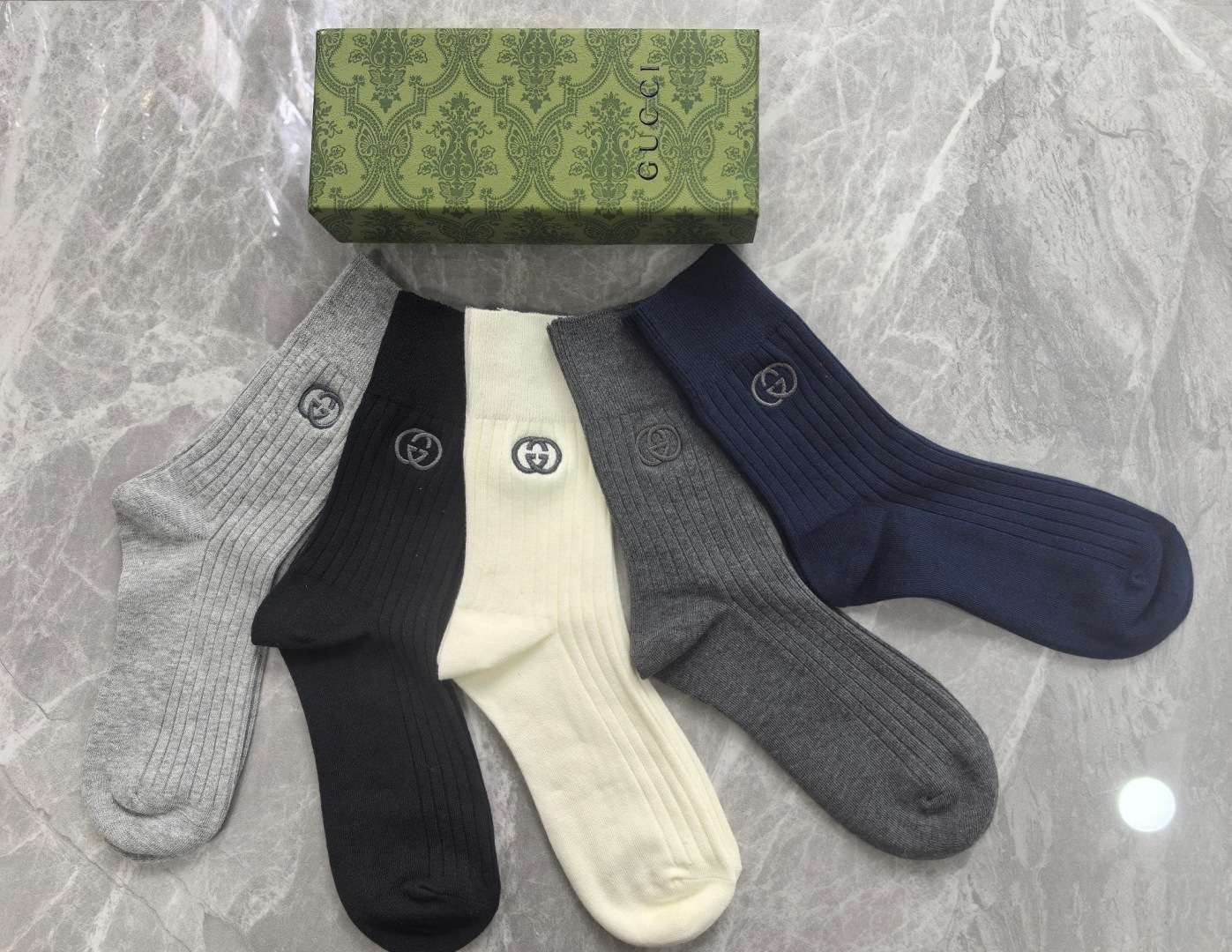 NO:677234,Specially equipped with counter packaging, Gucci’s latest double-needle mid-length embroidered pile socks!  Five pairs in a box, synchronized tube socks at the counter, big brands going out on the street, must-have socks for fashionistas, stockings, socks, gucci, gucci, socks19860909特 配专柜包装 Gucci（古驰）最新双针中长筒刺绣款堆堆袜袜子！一盒五双,专柜同步筒袜袜子,大牌出街,潮人必备超好搭袜子,丝袜,袜子,gucci,gucci,socks,accessory