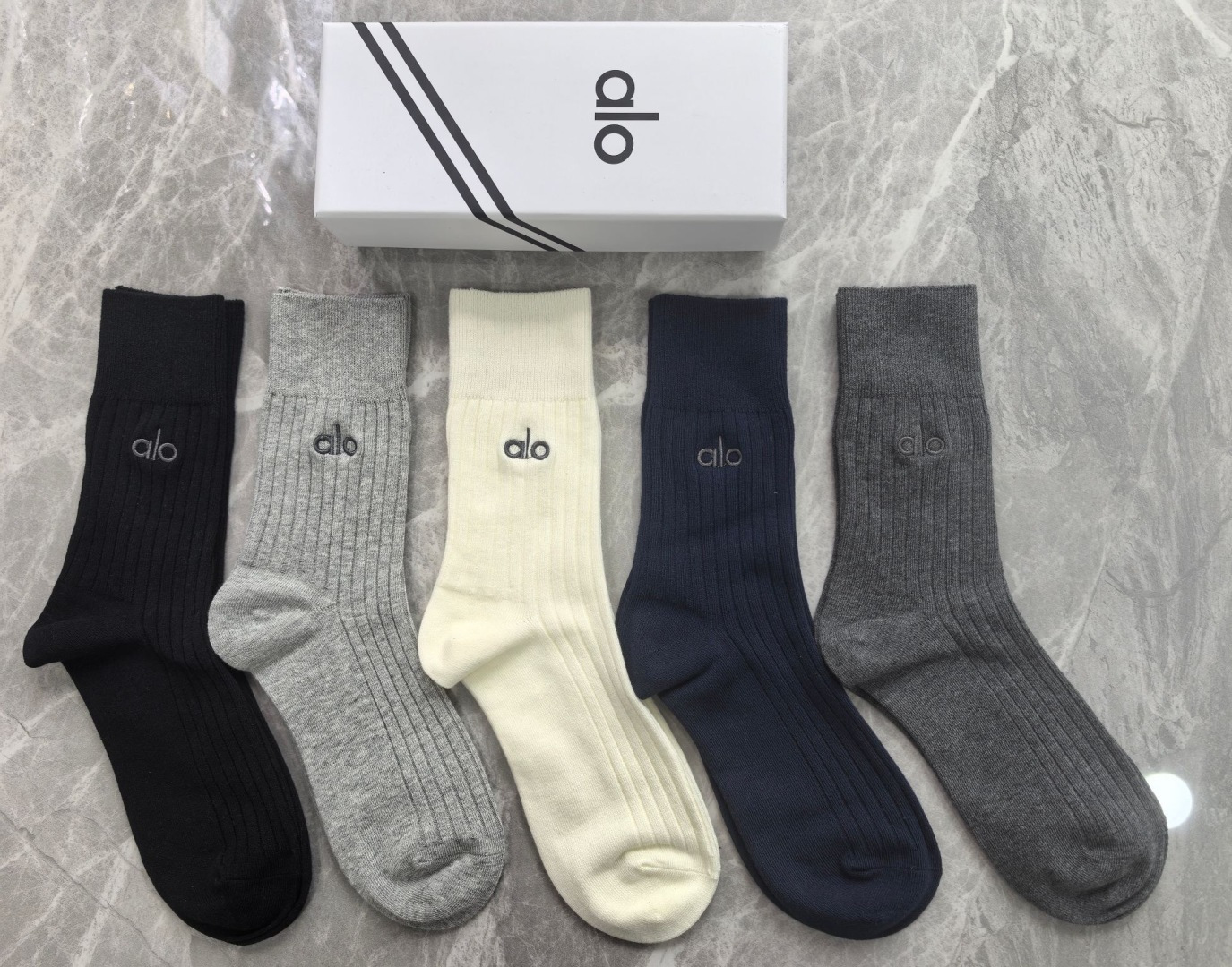 NO:677192,Specially equipped with counter packaging, ALO's latest double-needle mid-length embroidered pile socks!  Five pairs in a box, synchronized tube socks at the counter, big brands going out on the street, must-have socks for fashionistas, stockings, socks, socks19860909特 配专柜包装 ALO（阿洛）最新双针中长筒刺绣款堆堆袜袜子！一盒五双,专柜同步筒袜袜子,大牌出街,潮人必备超好搭袜子,丝袜,袜子,socks,accessory