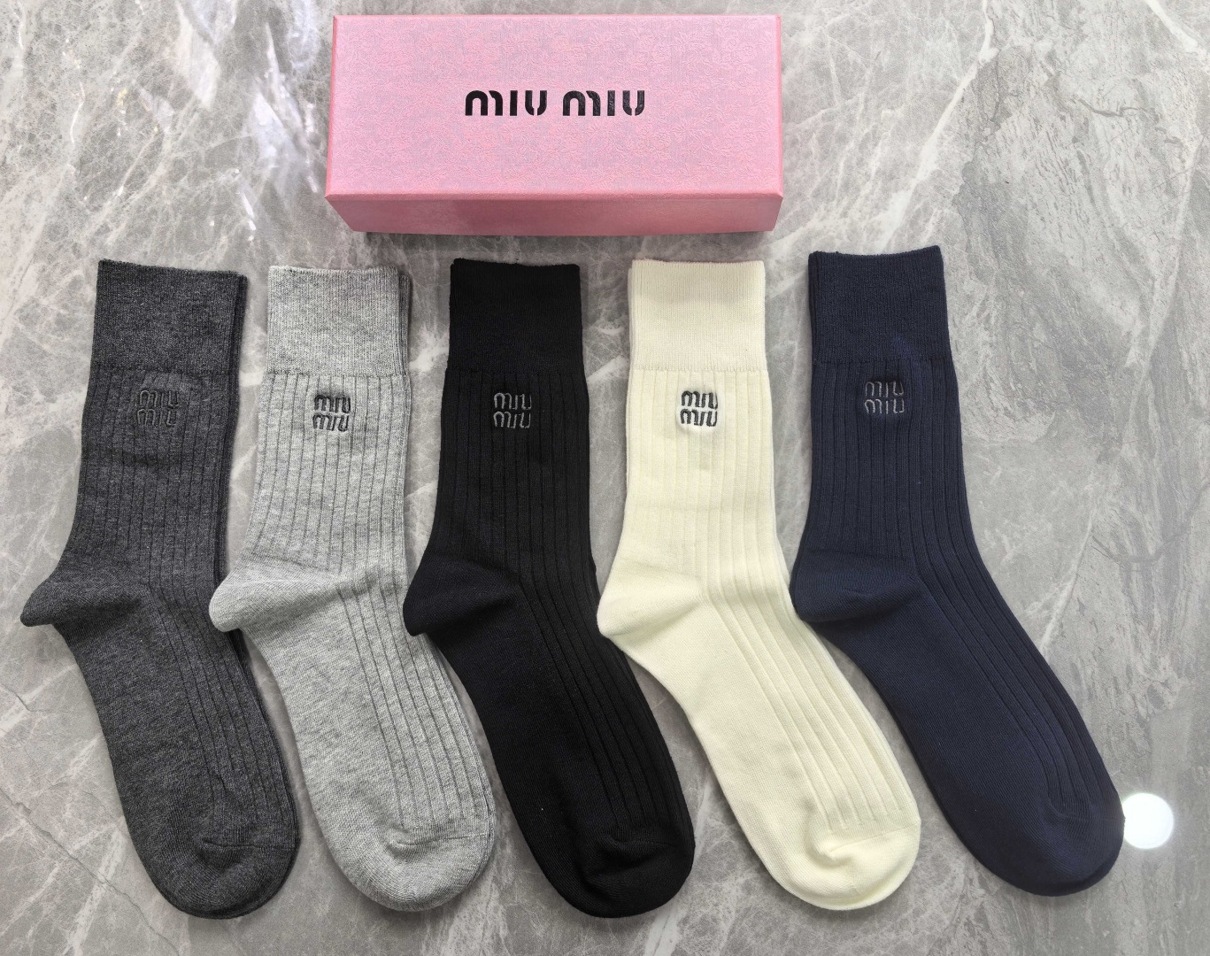 NO:677194,Specially equipped with counter packaging MiuMiu's latest double-needle mid-length embroidered pile socks!  Five pairs in a box, synchronized tube socks at the counter, big brands going out on the street, must-have socks for fashionistas, stockings, socks, miumiu, socks19860909特 配专柜包装 MiuMiu（缪缪）最新双针中长筒刺绣款堆堆袜袜子！一盒五双,专柜同步筒袜袜子,大牌出街,潮人必备超好搭袜子,丝袜,袜子,miumiu,socks,accessory