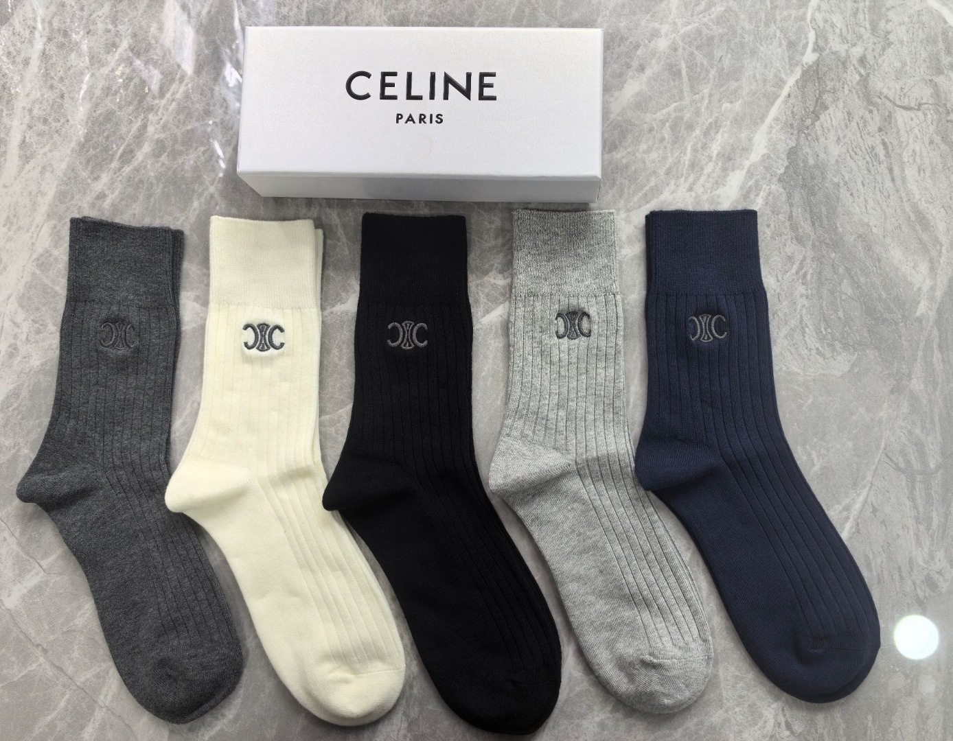 NO:677201,Specially equipped with counter packaging CELINE's latest double-needle mid-length embroidery style pile socks!  Five pairs in a box, synchronized tube socks at the counter, big brands going out on the street, must-have socks for fashionistas, stockings, socks, celine, celine, socks19860909特 配专柜包装 CELINE（赛琳）最新双针中长筒刺绣款堆堆袜袜子！一盒五双,专柜同步筒袜袜子,大牌出街,潮人必备超好搭袜子,丝袜,袜子,celine,celine,socks,accessory