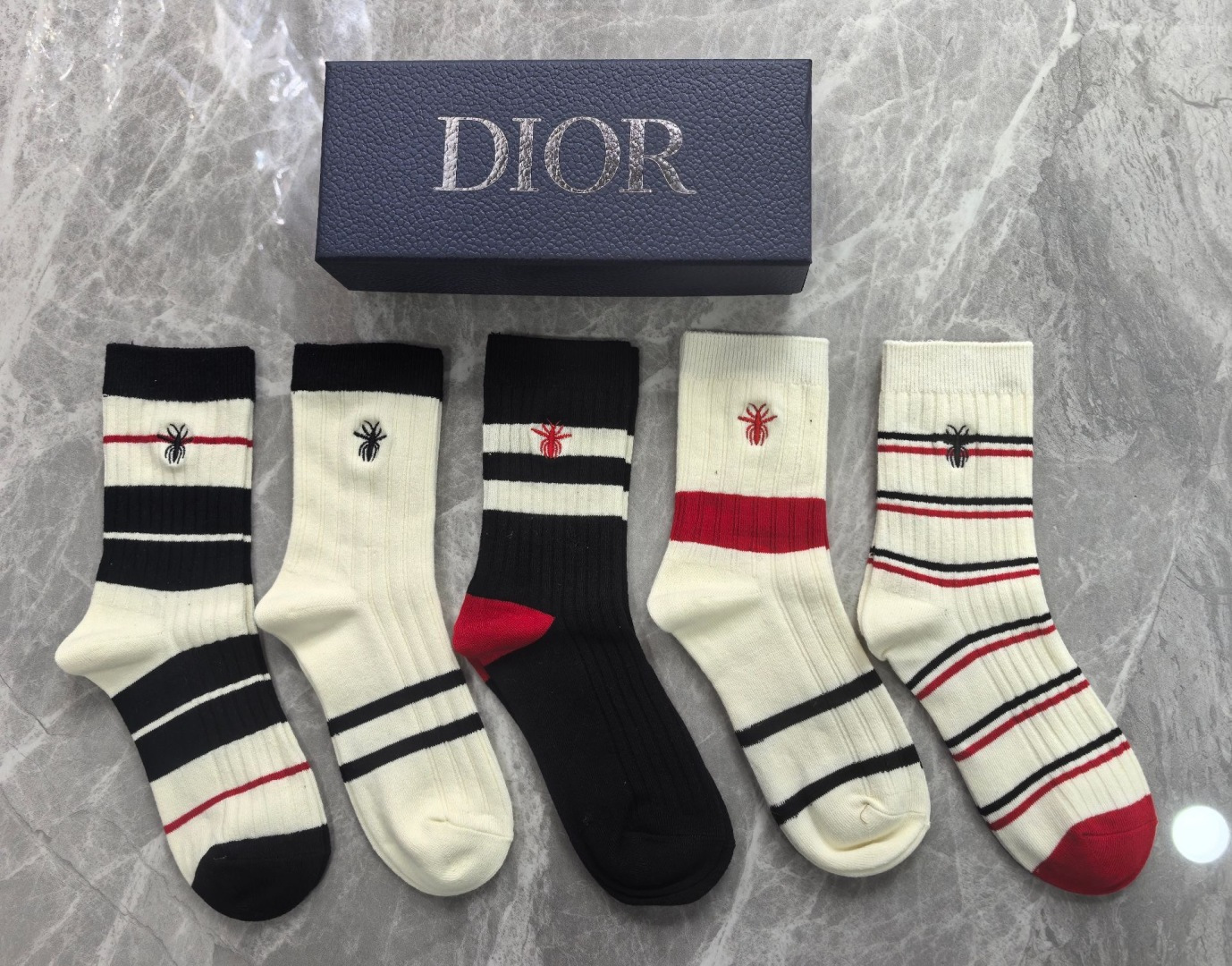 NO:688123,Specially equipped with counter packaging DIOR's latest double-needle mid-length embroidered pile socks!  Five pairs in a box, synchronized tube socks at the counter, big brands going out on the street, must-have socks for fashionistas, stockings, socks, dior, dior, socks19860909特 配专柜包装 DIOR（迪奥）最新双针中长筒刺绣款堆堆袜袜子！一盒五双,专柜同步筒袜袜子,大牌出街,潮人必备超好搭袜子,丝袜,袜子,dior,dior,socks,accessory
