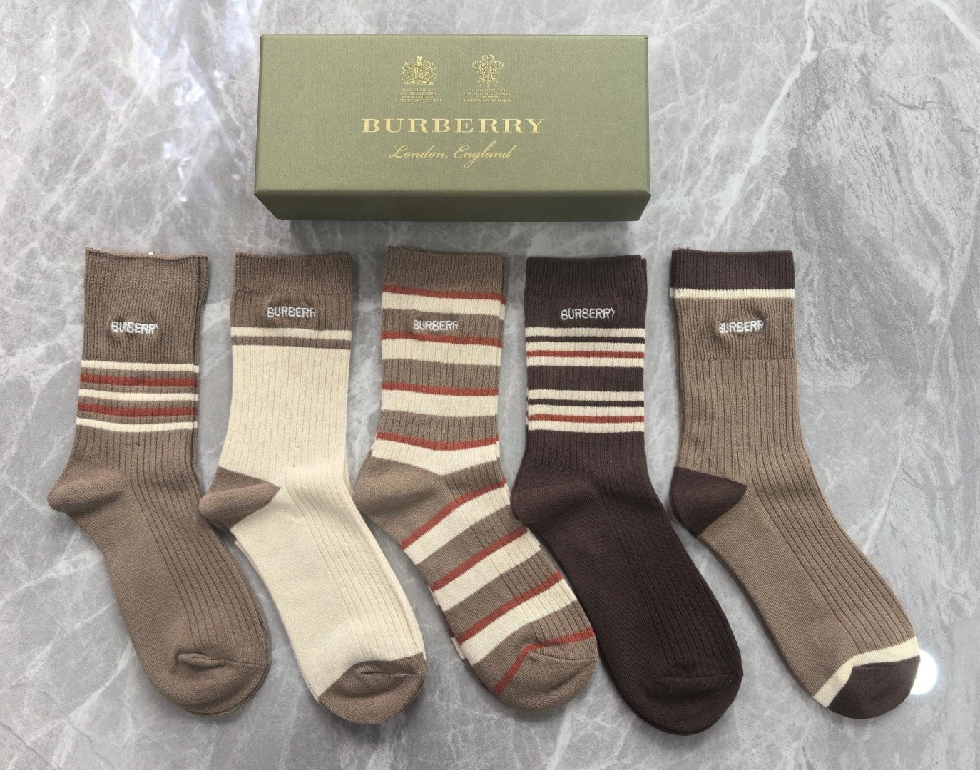 NO:677210,Specially equipped with counter packaging Burberry's latest double-needle mid-length embroidered pile socks!  Five pairs in a box, synchronized tube socks at the counter, big brands going out on the street, must-have socks for fashionistas, stockings, socks, burberry, burberry, socks19860909特 配专柜包装 Burberry（巴宝莉）最新双针中长筒刺绣款堆堆袜袜子！一盒五双,专柜同步筒袜袜子,大牌出街,潮人必备超好搭袜子,丝袜,袜子,burberry,burberry,socks,accessory