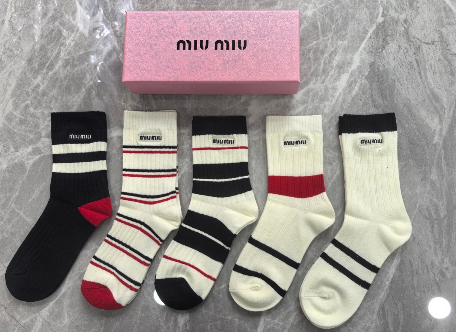 NO:677216,19860909特 配专柜包装 MiuMiu（缪缪）最新双针中长筒刺绣款堆堆袜袜子！一盒五双,专柜同步筒袜袜子,大牌出街,潮人必备超好搭袜子,丝袜,袜子,miumiu,socks,accessory