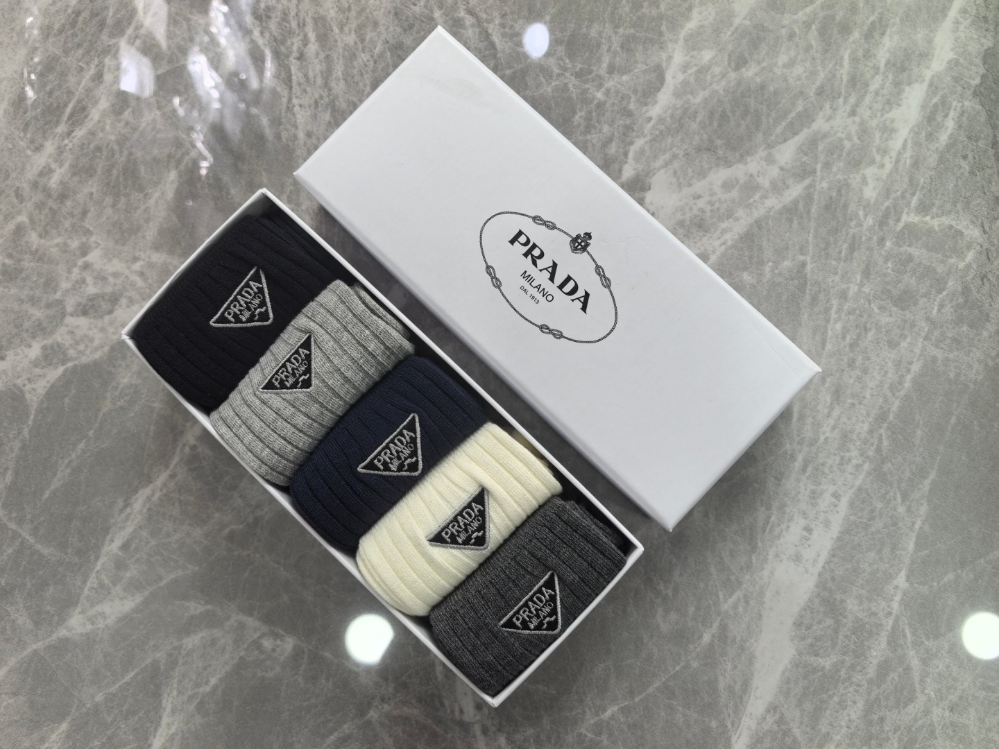 NO:677225,Specially equipped with counter packaging, Prada’s latest double-needle mid-length embroidered pile socks!  Five pairs in a box, synchronized tube socks at the counter, big brands going out on the street, must-have socks for fashionistas, stockings, socks, prada, prada, socks19860909特 配专柜包装 Prada（普拉达）最新双针中长筒刺绣款堆堆袜袜子！一盒五双,专柜同步筒袜袜子,大牌出街,潮人必备超好搭袜子,丝袜,袜子,prada,prada,socks,accessory