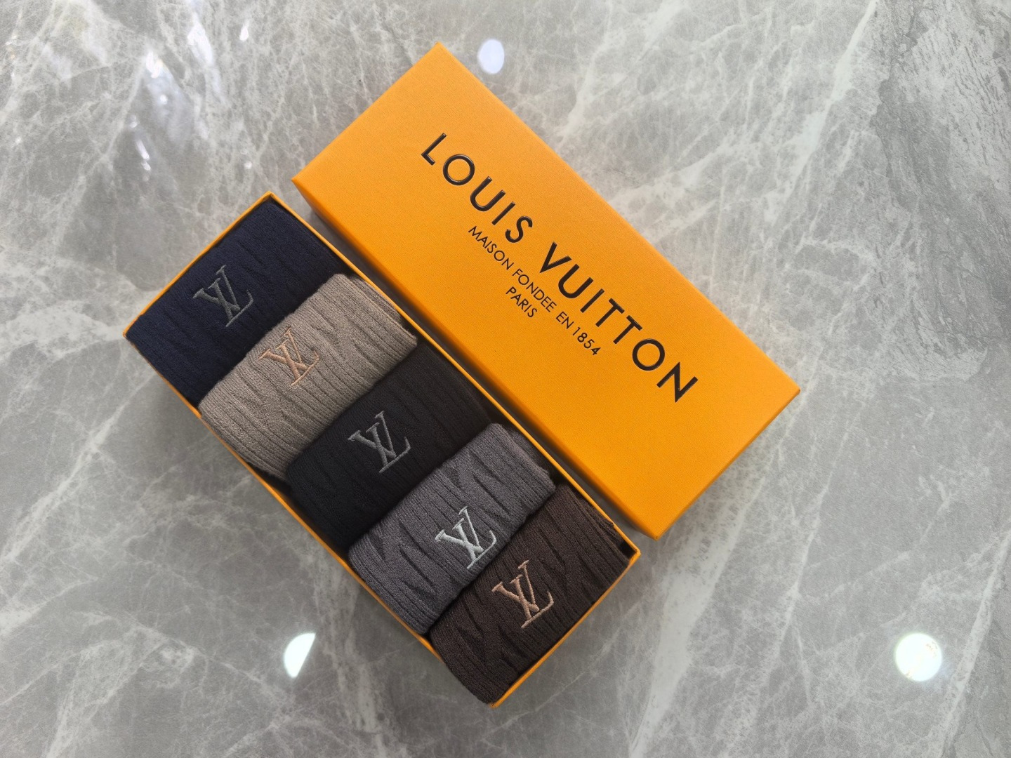 NO:677243,Specially equipped with counter packaging LV (Louis Vuitton)'s latest double-needle mid-length embroidery style pile socks!  Five pairs in a box, synchronized tube socks at the counter, big brands going out on the street, must-have socks for fashionistas, stockings, socks, louis vuitton, louis vuitton, socks19860909特 配专柜包装 LV（路易威登）最新双针中长筒刺绣款堆堆袜袜子！一盒五双,专柜同步筒袜袜子,大牌出街,潮人必备超好搭袜子,丝袜,袜子,louis vuitton,louis vuitton,socks,accessory