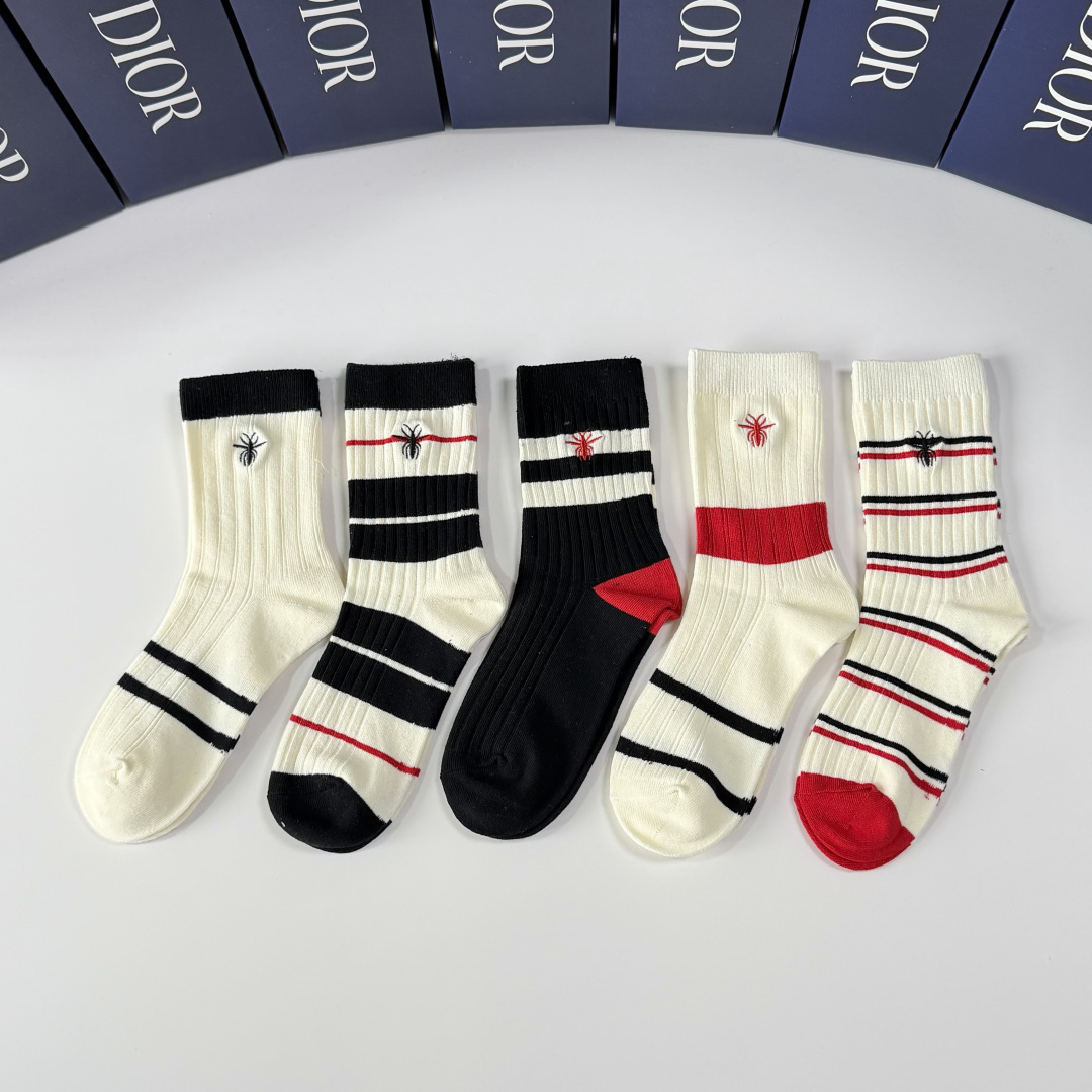 NO:677257,Specially equipped with counter packaging DIOR's new double-needle embroidered mid-length socks!  Five pairs in a box, counter-synchronized tube socks, big brands out on the street, a must-have for fashionistas, super easy to match. Socks, stockings, socks, dior, dior, socks19860909特 配专柜包装 DIOR（迪奥）新款双针刺绣中长款堆堆袜袜子！一盒五双,专柜同步筒袜袜子,大牌出街,潮人必备超好搭.袜子,丝袜,袜子,dior,dior,socks,accessory