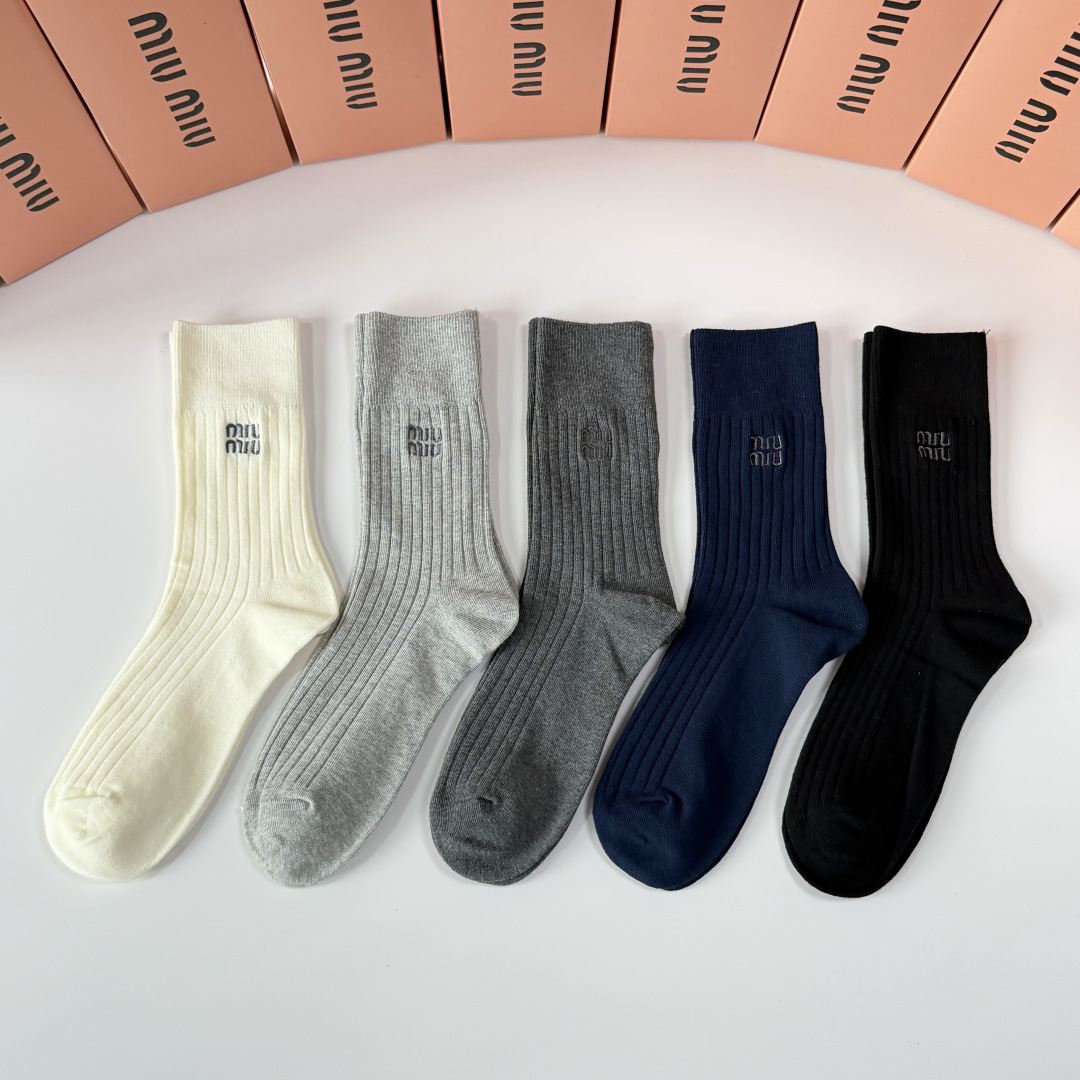 NO:677269,Specially equipped with counter packaging, MIUMIU’s latest double-needle mid-length embroidered pile socks!  Five pairs in a box, synchronized tube socks at the counter, big brands going out on the street, must-have socks for fashionistas, stockings, socks, miumiu, socks19860909特 配专柜包装 MIUMIU (缪缪）最新双针中长筒刺绣款堆堆袜袜子！一盒五双,专柜同步筒袜袜子,大牌出街,潮人必备超好搭袜子,丝袜,袜子,miumiu,socks,accessory