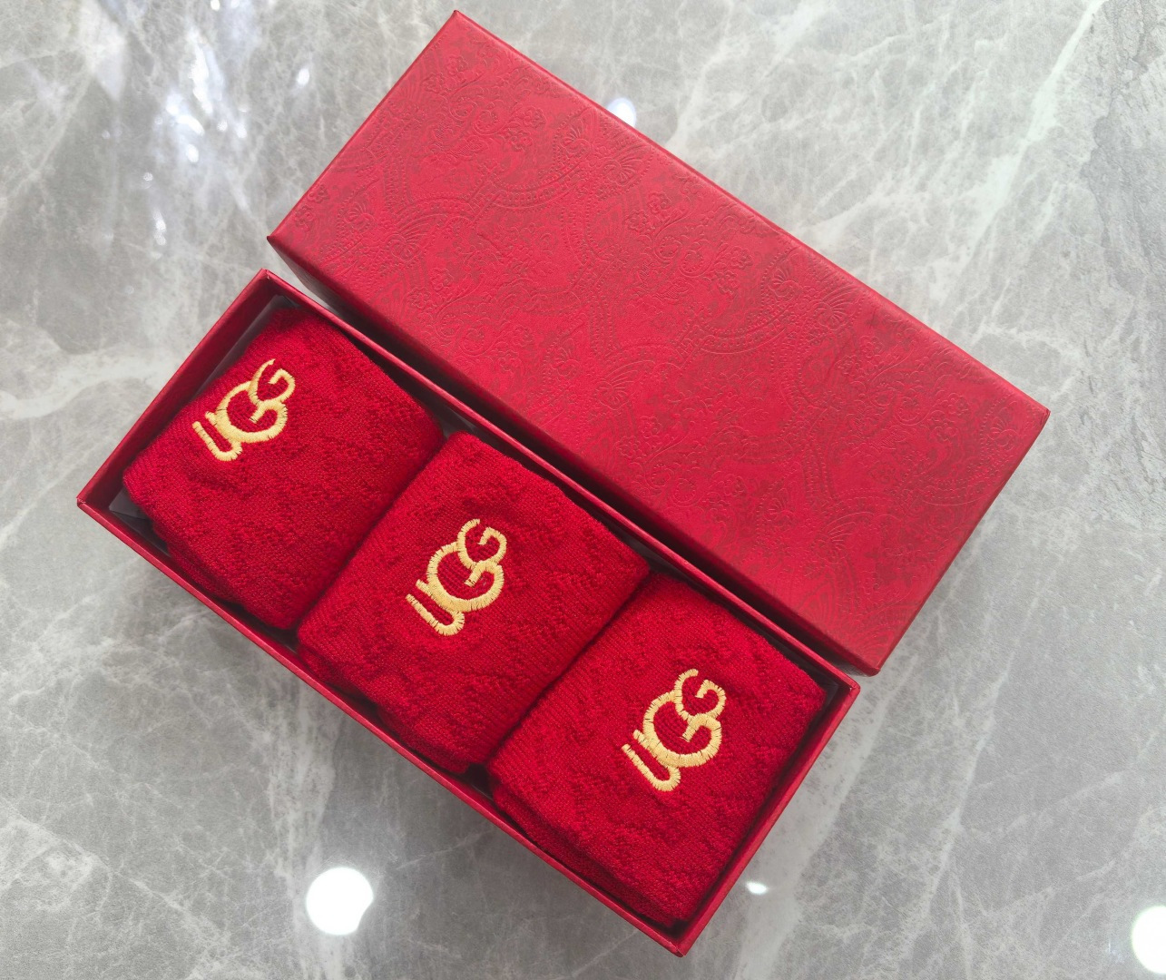 NO:677280,Special packaging, booming big red socks, UGG's new classic embroidered mid-length pile socks!  Five pairs in a box, synchronized tube socks at the counter, big brands going out on the street, a must-have for fashionistas, super easy to match. Socks, stockings, socks, socks19860909特配包装 红红火火 大红袜 UGG新款经典刺绣中长款堆堆袜袜子！一盒五双,专柜同步筒袜袜子,大牌出街,潮人必备超好搭.袜子,丝袜,袜子,socks,accessory