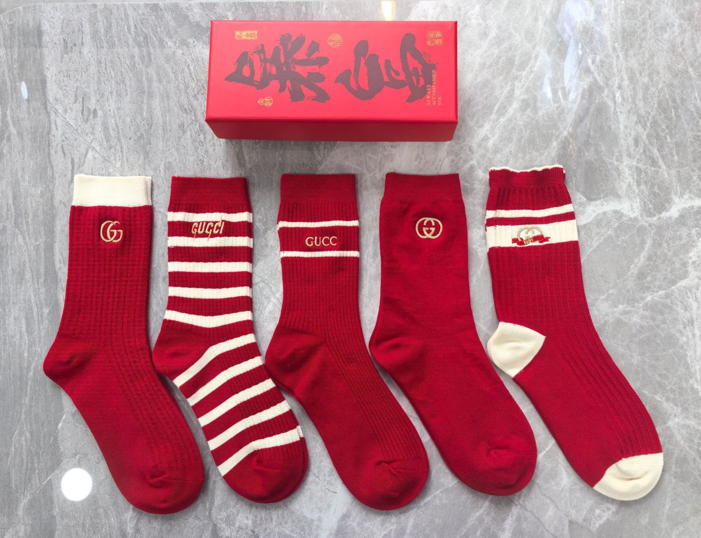 NO:677241,Special packaging, red and red socks, Gucci's new classic embroidered mid-length pile socks!  Five pairs in a box, counter-synchronized tube socks, big brands out on the street, a must-have for fashionistas, super easy to match. Socks, stockings, socks, gucci, gucci, socks19860909特配包装 红红火火 大红袜 Gucci（古驰）新款经典刺绣中长款堆堆袜袜子！一盒五双,专柜同步筒袜袜子,大牌出街,潮人必备超好搭.袜子,丝袜,袜子,gucci,gucci,socks,accessory