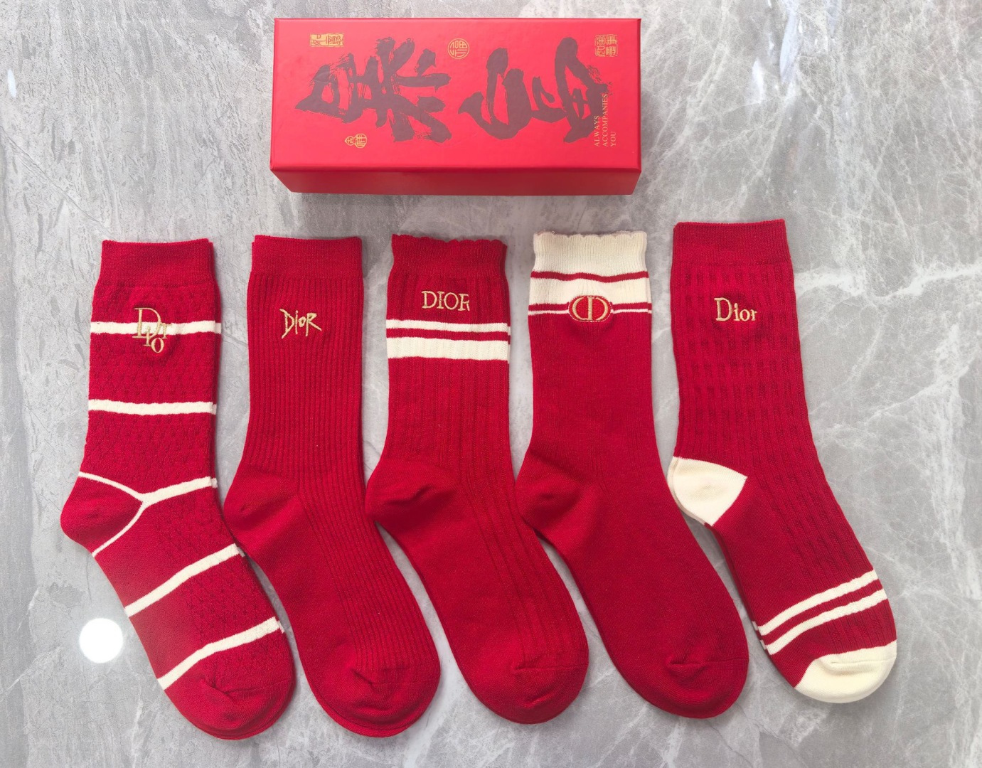 NO:677312,Special packaging, red and red socks, DIOR's new classic embroidered mid-length pile socks!  Five pairs in a box, counter-synchronized tube socks, big brands out on the street, a must-have for fashionistas, super easy to match. Socks, stockings, socks, dior, dior, socks19860909特配包装 红红火火 大红袜 DIOR（迪奥）新款经典刺绣中长款堆堆袜袜子！一盒五双,专柜同步筒袜袜子,大牌出街,潮人必备超好搭.袜子,丝袜,袜子,dior,dior,socks,accessory