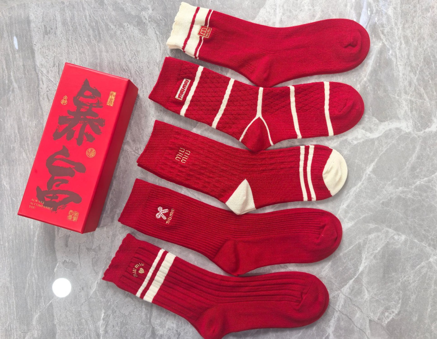NO:688150,Special packaging, booming red socks, MIUMIU's new classic embroidered mid-length pile socks!  Five pairs in a box, counter-synchronized tube socks, big brands out on the street, a must-have for fashionistas, super easy to match. Socks, stockings, socks, miumiu, socks19860909特配包装 红红火火 大红袜 MIUMIU（缪缪）新款经典刺绣中长款堆堆袜袜子！一盒五双,专柜同步筒袜袜子,大牌出街,潮人必备超好搭.袜子,丝袜,袜子,miumiu,socks,accessory