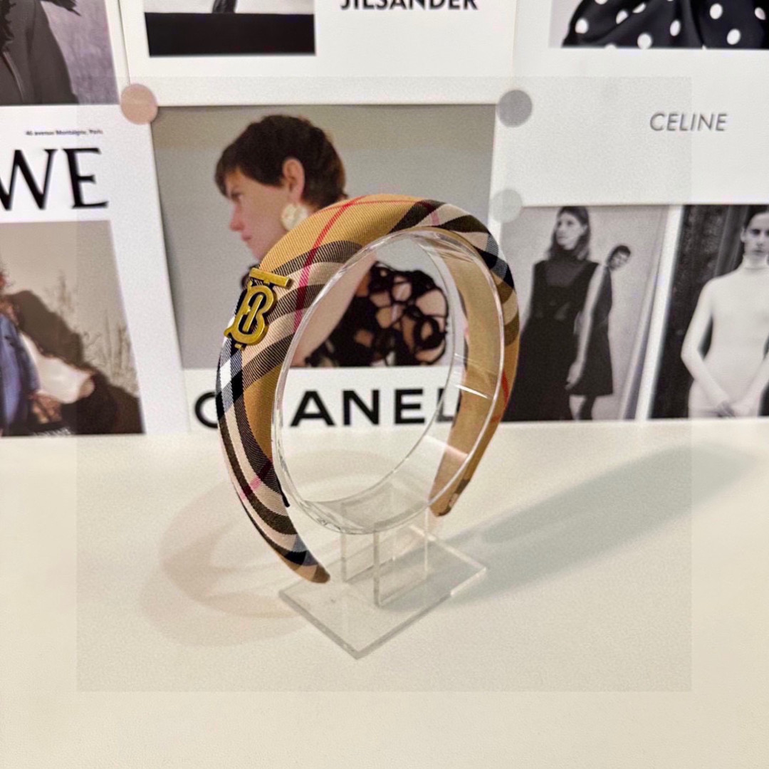 NO:702844,Specially equipped with counter packaging, BURBERRY's latest hairbands, little fairies can get it now. Special material, no hair, salty or sweet ~ hairpins, hairpins, burberry, burberry, hairpins19860909特 配专柜包装 BURBERRY（巴宝莉）最新发箍 小仙女快入手 特殊材质 不嘞头 可盐可甜～发夹,发夹,burberry,burberry,hairpins,accessory