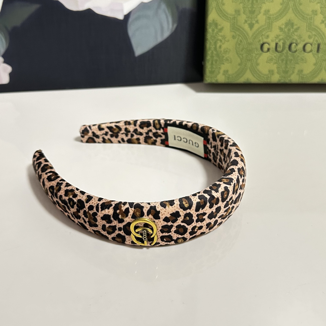 NO:702849,Specially equipped with special counter packaging. Gucci's latest hairbands. Little fairies can get it now. Special materials. No hair. Can be salty or sweet ~ hairpins, hairpins, gucci, gucci, hairpins19860909特 配专柜包装 Gucci（古驰）最新发箍 小仙女快入手 特殊材质 不嘞头 可盐可甜～发夹,发夹,gucci,gucci,hairpins,accessory