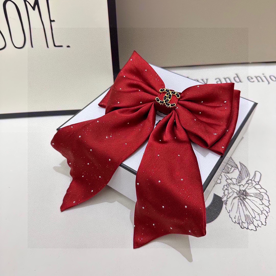 NO:702877,Specially equipped with counter packaging Chanel (Chanel) latest bow second-hand hardware rhinestone hairpin# Trust me!  A must-have item for everyone. This piece must be bought. It has a fairy-like appearance. The little fairy wants to keep it. Whoever wears it will look better ~ hairpins, hairpins, chanel, chanel, hairpins19860909特 配专柜包装 Chanel（香奈儿）最新蝴蝶结中古五金水钻发夹# 信我！人手必备的单品 这件必须买 洋气神仙颜值 小仙女要收了它,谁戴谁好看～发夹,发夹,chanel,chanel,hairpins,accessory