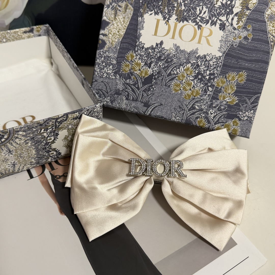 NO:702879,Specially equipped with counter packaging DIOR (Dior) latest bow medieval hardware rhinestone hairpin# Trust me!  A must-have item for everyone. This piece must be bought. It has a fairy-like appearance. The little fairy wants to keep it. Whoever wears it will look better~ Hairpins, hairpins, dior, dior, hairpins19860909特 配专柜包装 DIOR（迪奥）最新蝴蝶结中古五金水钻发夹# 信我！人手必备的单品 这件必须买 洋气神仙颜值 小仙女要收了它,谁戴谁好看～发夹,发夹,dior,dior,hairpins,accessory