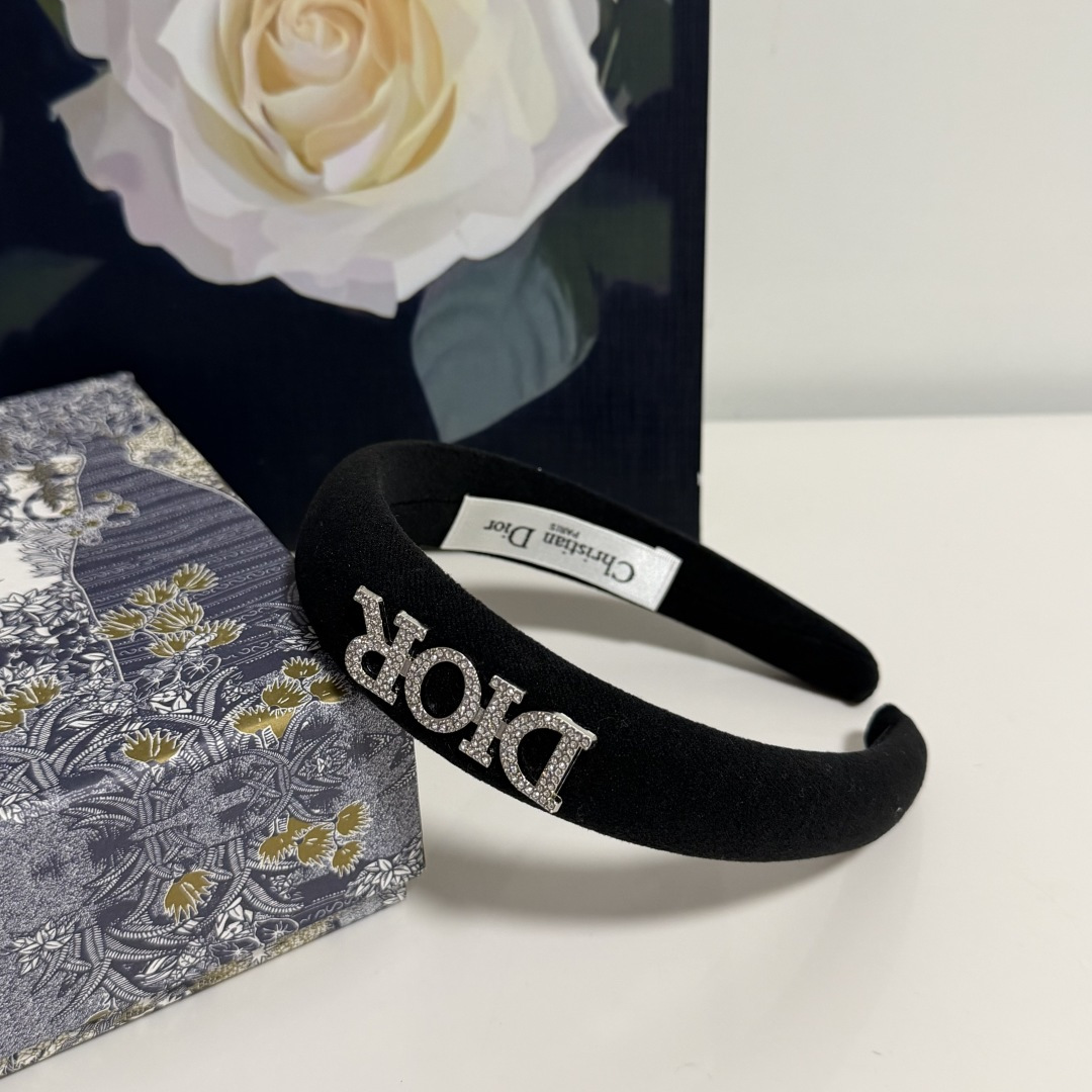 NO:702868,Specially equipped with counter packaging, DIOR's latest hairbands. Little fairies can get it now. Special materials. No hair. Can be salty or sweet ~ hairpins, hairpins, dior, dior, hairpins19860909特 配专柜包装 DIOR（迪奥）最新发箍 小仙女快入手 特殊材质 不嘞头 可盐可甜～发夹,发夹,dior,dior,hairpins,accessory