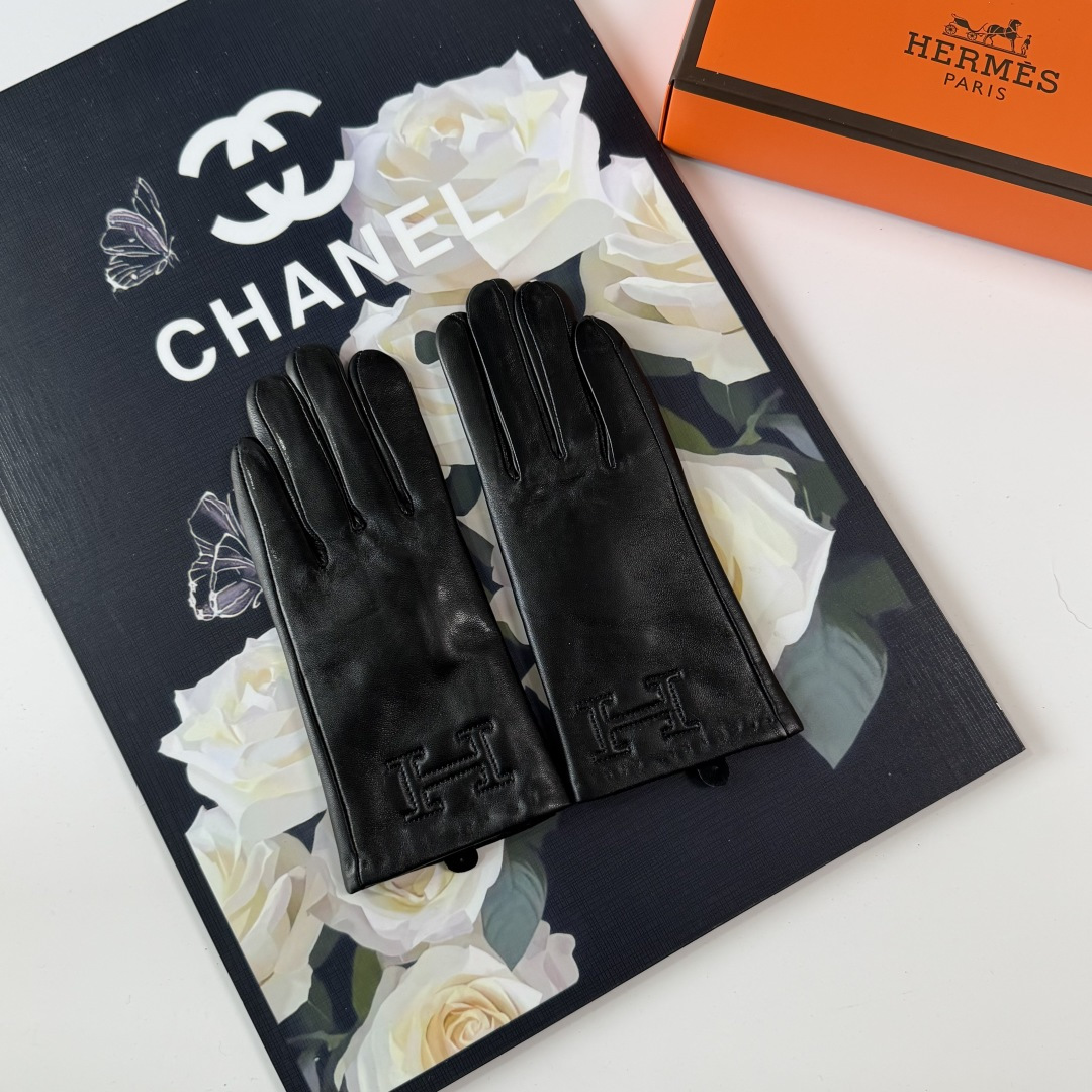 NO:701805,Special packaging Hermes new sheepskin gloves, fashionable gloves, a must-have for autumn and winter, classic, simple and easy to use, super comfortable, soft and versatile!  gloves, gloves, hermes, hermes, sheepskin, gloves19860909特 配包装 Hermes（爱马仕）新品羊皮手套,时尚手套,秋冬必备,经典简洁上手超舒适柔软、百搭！手套,手套,hermes,hermes,sheepskin,gloves,accessory