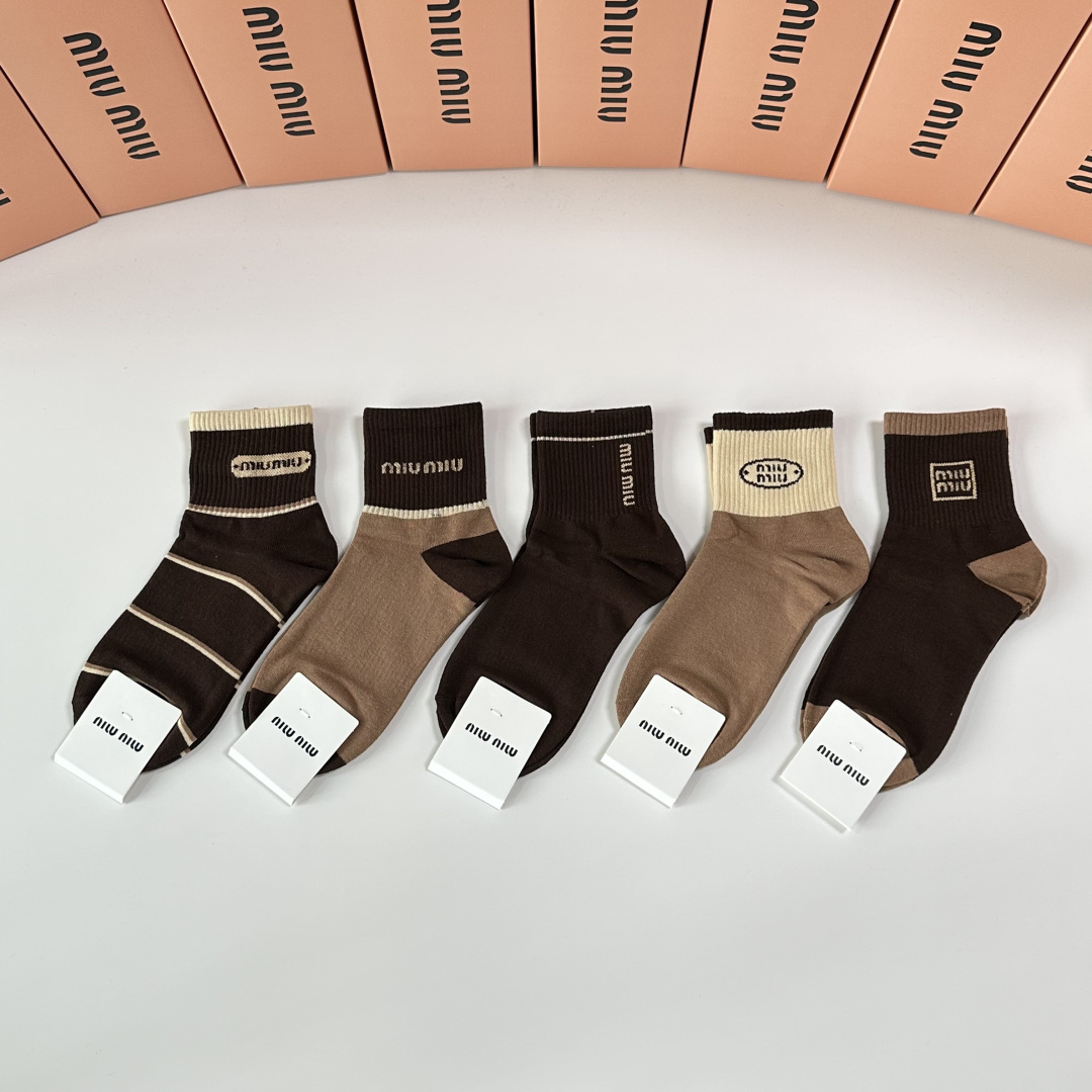 NO:702137,Special packaging MiuMiu's new mid-length pile socks!  Five pairs in a box, synchronized tube socks at the counter, big brands out on the street, must-have socks for fashionistas, stockings, socks, miumiu, socks19860909特 配包装 MiuMiu（缪缪）新款中长款堆堆袜袜子！一盒五双, 专柜同步筒款袜子,大牌出街,潮人必备超好搭袜子,丝袜,袜子,miumiu,socks,accessory