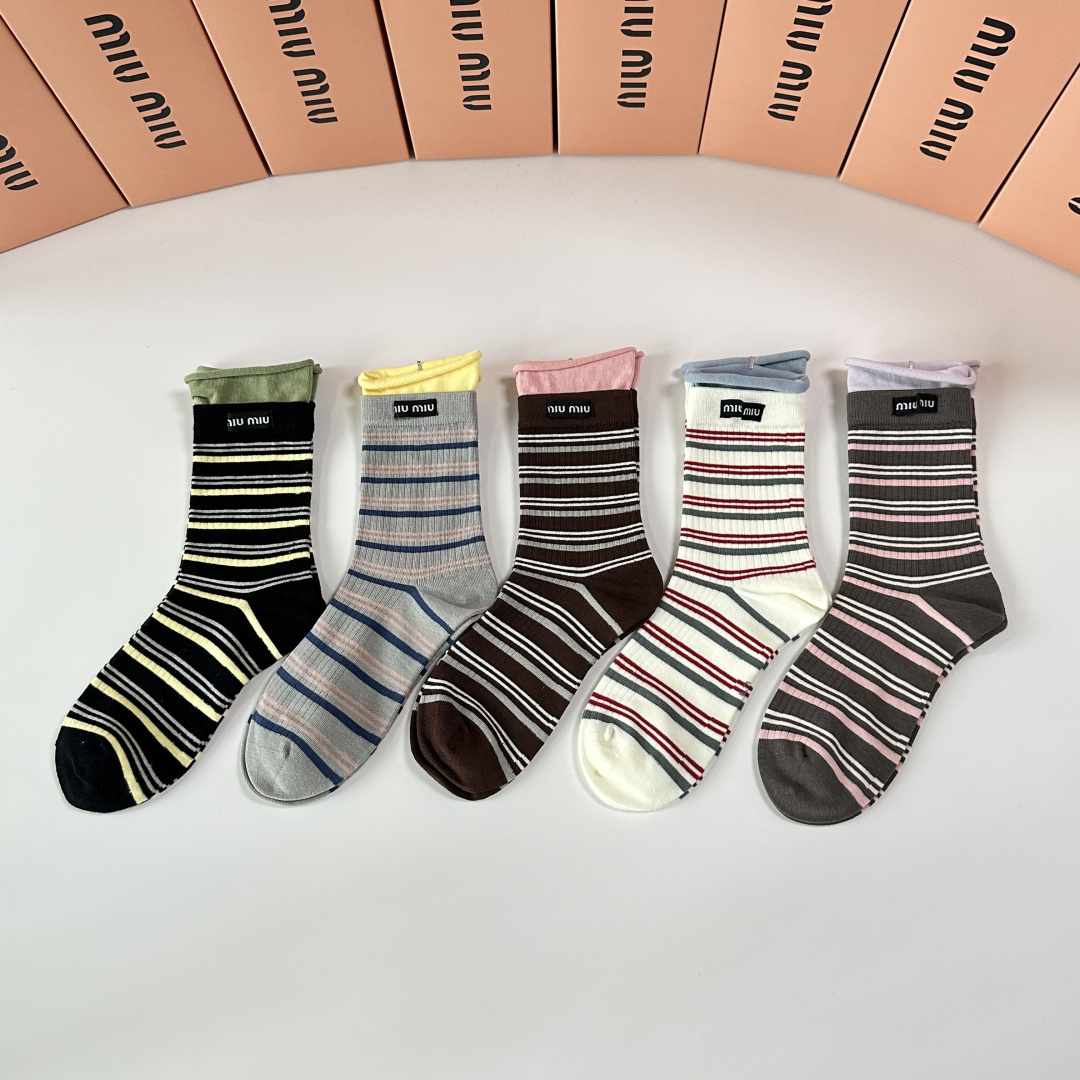 NO:702091,Special packaging: MiuMiu's new jewelry socks, classic mid-length socks, pile socks!  Five pairs in a box, counter-synchronized tube socks, big brands out on the street, must-haves for fashionistas, super easy to match. Socks, stockings, socks, miumiu, socks19860909特 配包装 MiuMiu（缪缪）新款饰品袜经典中长筒袜堆堆袜袜子！一盒五双, 专柜同步筒袜袜子,大牌出街,潮人必备超好搭.袜子,丝袜,袜子,miumiu,socks,accessory