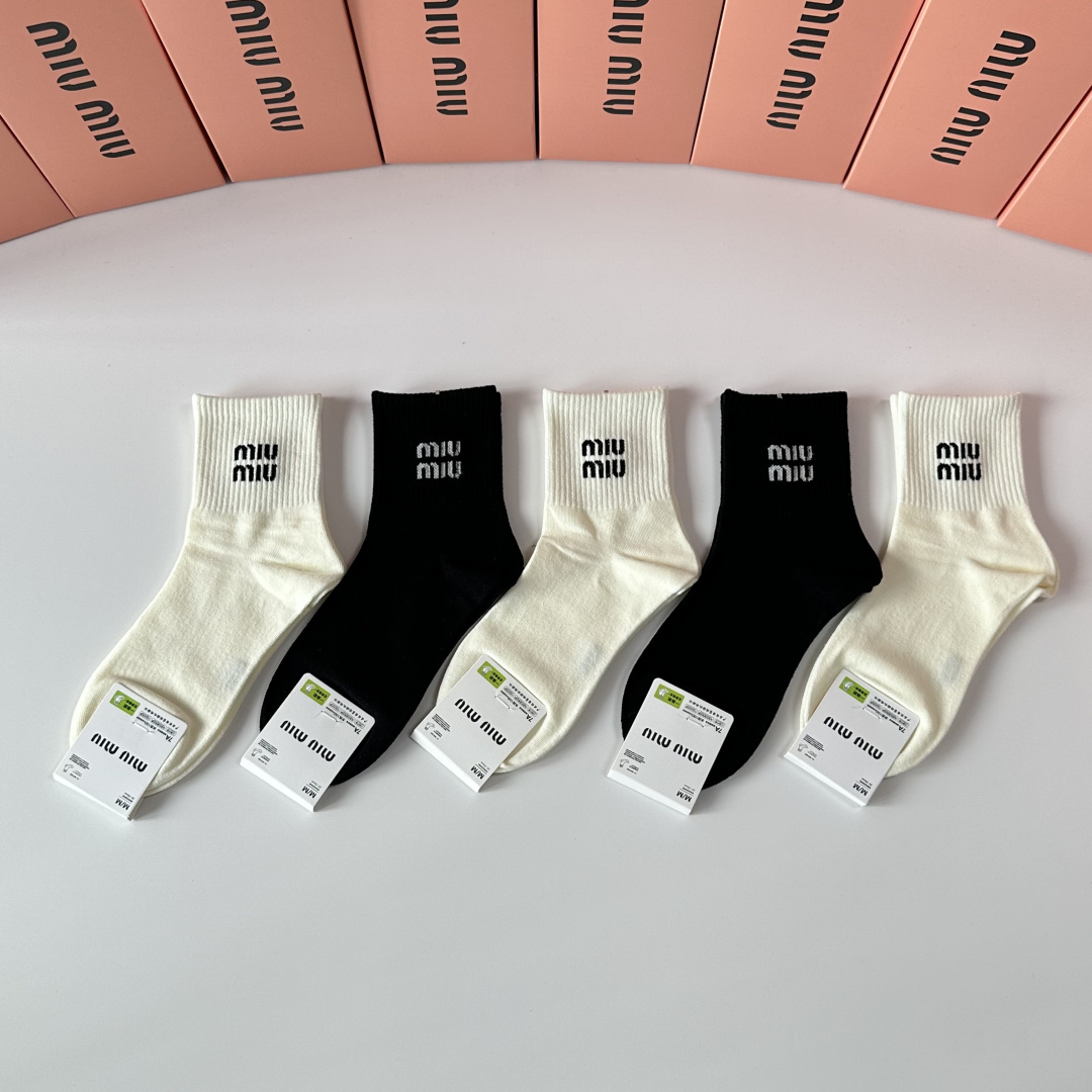NO:702100,Special packaging MiuMiu's new mid-length pile socks!  Five pairs in a box, synchronized tube socks at the counter, big brands out on the street, must-have socks for fashionistas, stockings, socks, miumiu, socks19860909特 配包装 MiuMiu（缪缪）新款中长款堆堆袜袜子！一盒五双, 专柜同步筒款袜子,大牌出街,潮人必备超好搭袜子,丝袜,袜子,miumiu,socks,accessory