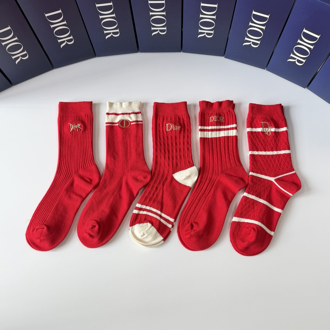 NO:702092,Special packaging, red and red socks, DIOR's new classic embroidered mid-length pile socks!  Five pairs in a box, counter-synchronized tube socks, big brands out on the street, a must-have for fashionistas, super easy to match. Socks, stockings, socks, dior, dior, socks19860909特配包装 红红火火 大红袜 DIOR（迪奥）新款经典刺绣中长款堆堆袜袜子！一盒五双,专柜同步筒袜袜子,大牌出街,潮人必备超好搭.袜子,丝袜,袜子,dior,dior,socks,accessory