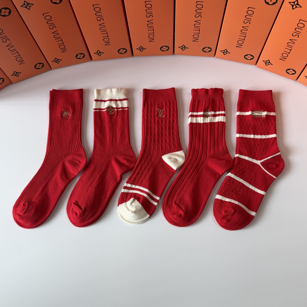 NO:702101,Special packaging, booming big red socks LV (Louis Vuitton) new classic embroidered mid-length pile socks!  Five pairs in a box, counter-synchronized tube socks, big brands out on the street, a must-have for fashionistas, super easy to match. Socks, stockings, socks, louis vuitton, louis vuitton, socks19860909特配包装 红红火火 大红袜 LV（路易威登）新款经典刺绣中长款堆堆袜袜子！一盒五双,专柜同步筒袜袜子,大牌出街,潮人必备超好搭.袜子,丝袜,袜子,louis vuitton,louis vuitton,socks,accessory