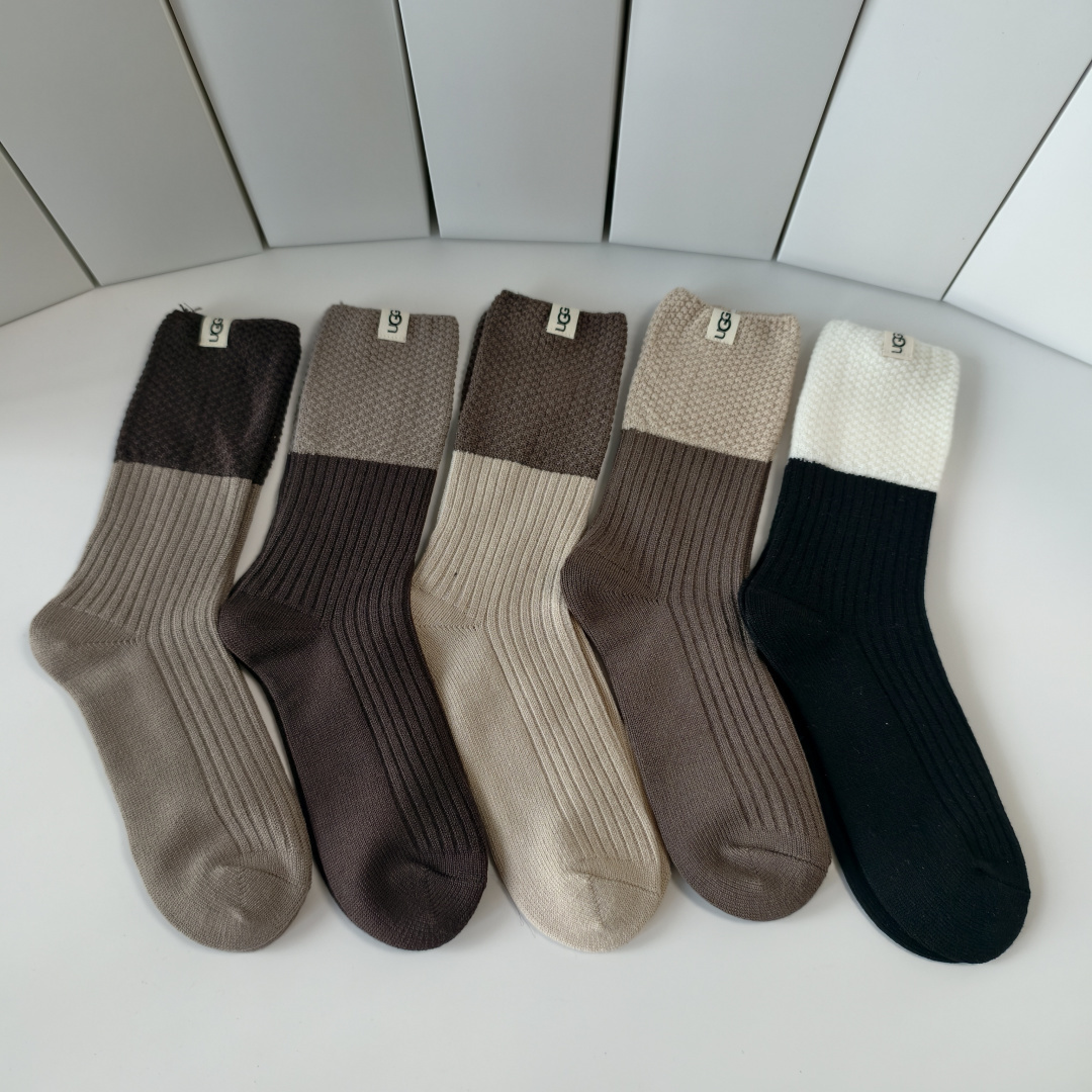 NO:702118,Specially equipped with counter packaging UGG's new mid-length socks!  Five pairs in a box, synchronized tube socks at the counter, big brands going out on the street, must-have socks for fashionistas, stockings, socks, socks19860909特 配专柜包装 UGG 新款中长款堆堆袜袜子！一盒五双,专柜同步筒袜袜子,大牌出街,潮人必备超好搭袜子,丝袜,袜子,socks,accessory
