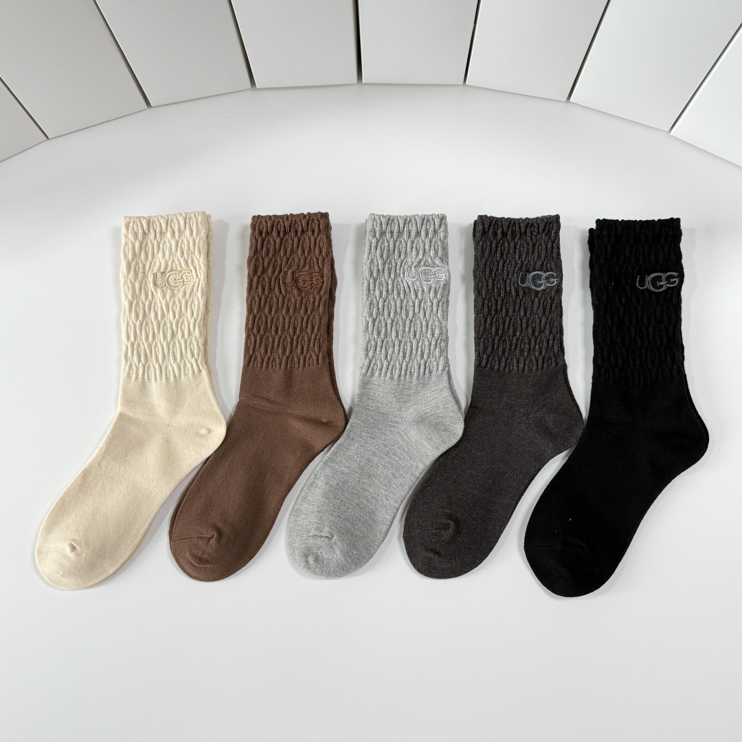 NO:702121,Specially packaged UGG new cashmere embroidered mid-length pile socks!  Five pairs in a box, synchronized tube socks at the counter, big brands going out on the street, must-have socks for fashionistas, stockings, socks, socks19860909特 配包装 UGG 新款羊绒刺绣中长款堆堆袜袜子！一盒五双, 专柜同步筒款袜子,大牌出街,潮人必备超好搭袜子,丝袜,袜子,socks,accessory