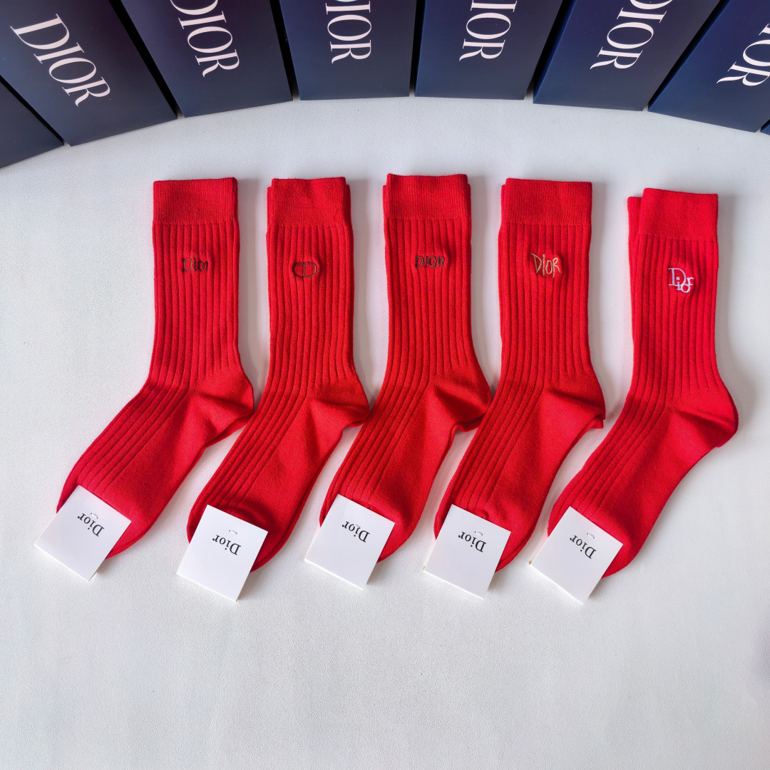 NO:702633,Special packaging, red and red socks, DIOR's new classic embroidered mid-length pile socks!  Five pairs in a box, counter-synchronized tube socks, big brands out on the street, a must-have for fashionistas, super easy to match. Socks, stockings, socks, dior, dior, socks19860909特配包装 红红火火 大红袜 DIOR（迪奥）新款经典刺绣中长款堆堆袜袜子！一盒五双,专柜同步筒袜袜子,大牌出街,潮人必备超好搭.袜子,丝袜,袜子,dior,dior,socks,accessory