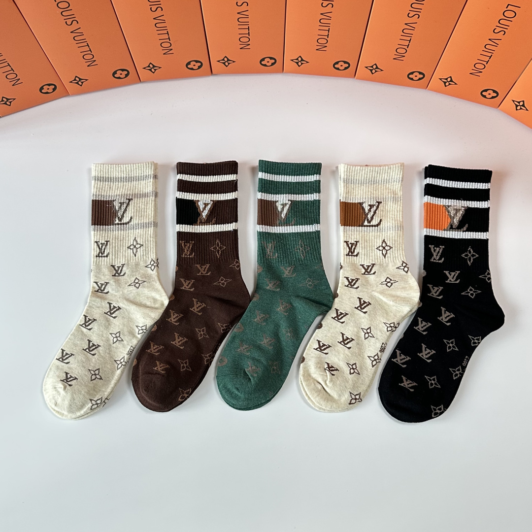 NO:702621,Specially packaged LV (Louis Vuitton) new mid-length pile socks!  Five pairs in a box, counter-synchronized tube socks, big brands out on the street, fashionable people must have super matching socks, stockings, socks, louis vuitton, louis vuitton, socks19860909特 配包装 LV（路易威登）新款中长款堆堆袜袜子！一盒五双, 专柜同步筒款袜子,大牌出街,潮人必备超好搭袜子,丝袜,袜子,louis vuitton,louis vuitton,socks,accessory