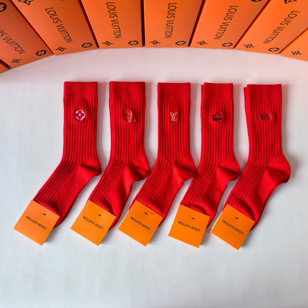 NO:702637,Special packaging, booming big red socks LV (Louis Vuitton) new classic embroidered mid-length pile socks!  Five pairs in a box, counter-synchronized tube socks, big brands out on the street, a must-have for fashionistas, super easy to match. Socks, stockings, socks, louis vuitton, louis vuitton, socks19860909特配包装 红红火火 大红袜 LV（路易威登）新款经典刺绣中长款堆堆袜袜子！一盒五双,专柜同步筒袜袜子,大牌出街,潮人必备超好搭.袜子,丝袜,袜子,louis vuitton,louis vuitton,socks,accessory