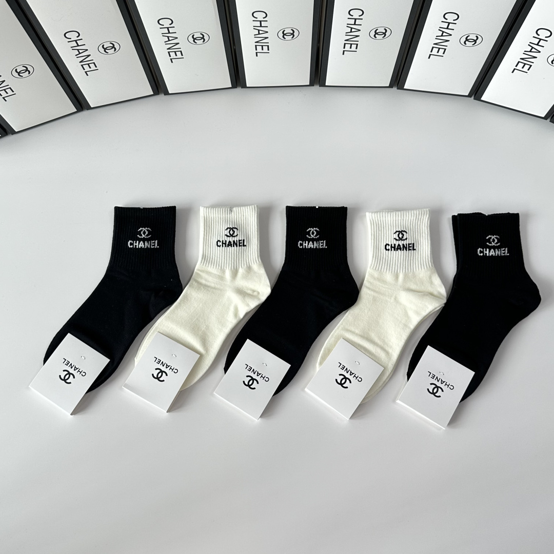 NO:702612,Specially equipped with counter packaging Chanel (Chanel) new mid-length pile socks!  Five pairs in a box, counter-synchronized tube socks, big brands out on the street, a must-have for fashionistas, super easy to match. Socks, stockings, socks, chanel, chanel, socks19860909特 配专柜包装 Chanel（香奈儿）新款中长款堆堆袜袜子！一盒五双,专柜同步筒袜袜子,大牌出街,潮人必备超好搭.袜子,丝袜,袜子,chanel,chanel,socks,accessory