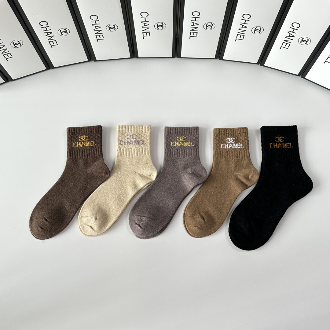 NO:702620,Specially equipped with counter packaging Chanel (Chanel) new wool mid-length pile socks!  Five pairs in a box, counter-synchronized tube socks, big brands out on the street, a must-have for fashionistas, super easy to match. Socks, stockings, socks, chanel, chanel, socks19860909特 配专柜包装 Chanel（香奈儿） 新款羊毛中长款堆堆袜袜子！一盒五双,专柜同步筒袜袜子,大牌出街,潮人必备超好搭.袜子,丝袜,袜子,chanel,chanel,socks,accessory