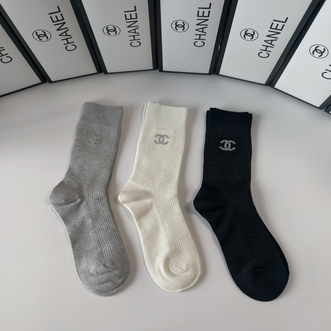 NO:702639,Special packaging Chanel (Chanel) new classic mid-length jewelry socks piles of socks!  Three pairs in a box, synchronized tube socks at the counter, big brands out on the street, a must-have for fashionistas, super easy to match. Socks, stockings, socks, chanel, chanel, socks19860909特配包装 Chanel（香奈儿）新款经典中长款饰品袜堆堆袜袜子！一盒三双, 专柜同步筒款袜子,大牌出街,潮人必备超好搭.袜子,丝袜,袜子,chanel,chanel,socks,accessory