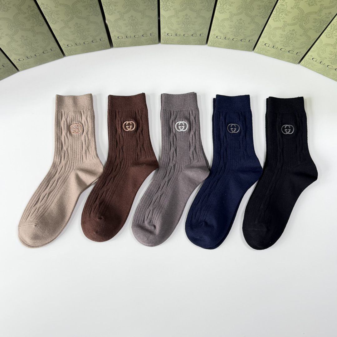 NO:702072,Specially equipped with counter packaging Gucci's new cashmere embroidered mid-length pile socks!  Five pairs in a box, counter-synchronized tube socks, big brands out on the street, a must-have for fashionistas, super easy to match. Socks, stockings, socks, gucci, gucci, socks19860909特 配专柜包装 Gucci（古驰）新款羊绒刺绣中长款堆堆袜袜子！一盒五双,专柜同步筒袜袜子,大牌出街,潮人必备超好搭.袜子,丝袜,袜子,gucci,gucci,socks,accessory