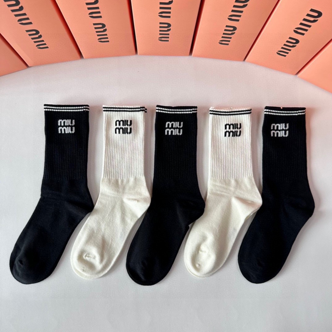 NO:702076,Special packaging MiuMiu's new mid-length pile socks!  Five pairs in a box, synchronized tube socks at the counter, big brands out on the street, must-have socks for fashionistas, stockings, socks, miumiu, socks19860909特 配包装 MiuMiu（缪缪）新款中长款堆堆袜袜子！一盒五双, 专柜同步筒款袜子,大牌出街,潮人必备超好搭袜子,丝袜,袜子,miumiu,socks,accessory