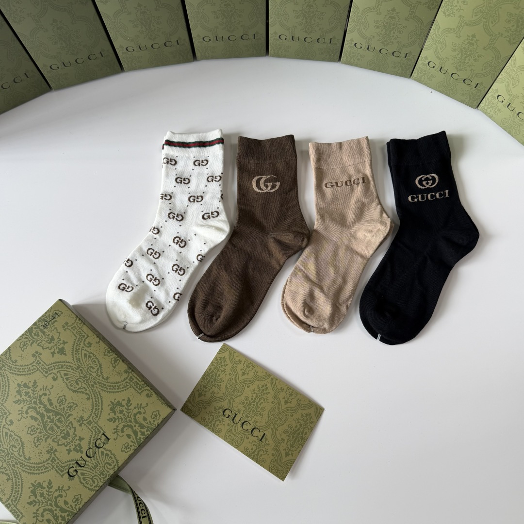 NO:702111,Special counter packaging: Gucci’s new gift box set of mid-length socks!  Four pairs in a box, synchronized tube socks at the counter, big brands going out on the street, must-have socks for fashionistas, stockings, socks, gucci, gucci, socks19860909特配专柜包装 Gucci（古驰）新款礼盒装中长款堆堆袜袜子！一盒四双,专柜同步筒袜袜子,大牌出街,潮人必备超好搭袜子,丝袜,袜子,gucci,gucci,socks,accessory