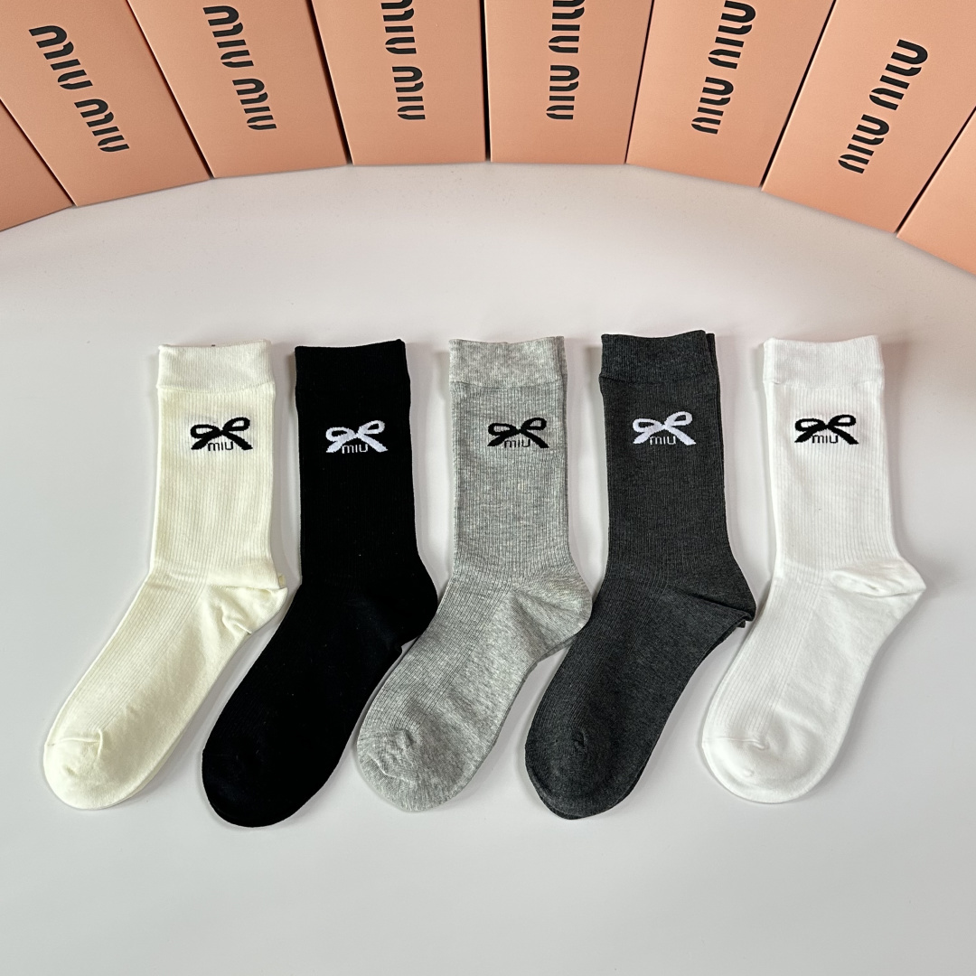 NO:718695,Specially equipped with counter packaging MiuMiu's new mid-length pile socks!  Five pairs in a box, counter-synchronized tube socks, big brands out on the street, a must-have for fashionistas, super easy to match. Socks, stockings, socks, miumiu, socks19860909特 配专柜包装 MiuMiu（缪缪）新款中长款堆堆袜袜子！一盒五双,专柜同步筒袜袜子,大牌出街,潮人必备超好搭.袜子,丝袜,袜子,miumiu,socks,accessory