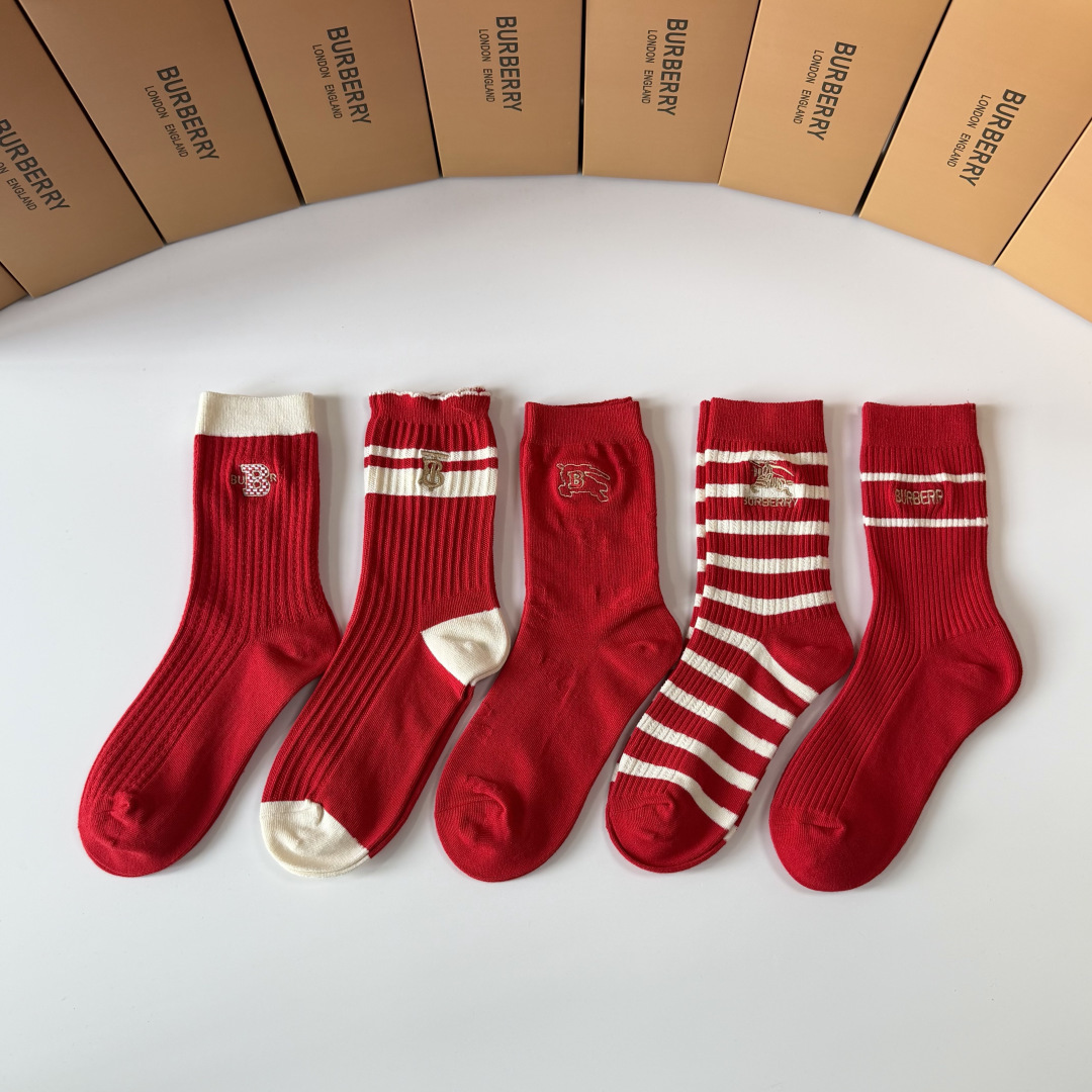NO:718739,Special packaging, red and red socks, Burberry's new classic embroidered mid-length pile socks!  Five pairs in a box, counter-synchronized tube socks, big brands out on the street, a must-have for fashionistas, super easy to match. Socks, stockings, socks, burberry, burberry, socks19860909特配包装 红红火火 大红袜 Burberry（巴宝莉）新款经典刺绣中长款堆堆袜袜子！一盒五双,专柜同步筒袜袜子,大牌出街,潮人必备超好搭.袜子,丝袜,袜子,burberry,burberry,socks,accessory