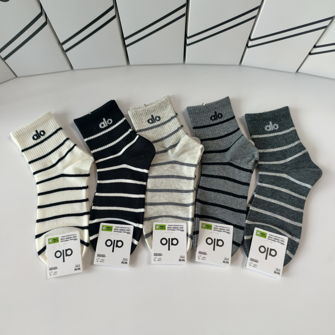 NO:718652,Specially equipped with counter packaging, ALO's new mid-length socks, piles of socks!  Five pairs in a box, synchronized tube socks at the counter, big brands going out on the street, must-have socks for fashionistas, stockings, socks, socks19860909特 配专柜包装 ALO 新款中长筒袜堆堆袜袜子！一盒五双,专柜同步筒袜袜子,大牌出街,潮人必备超好搭袜子,丝袜,袜子,socks,accessory