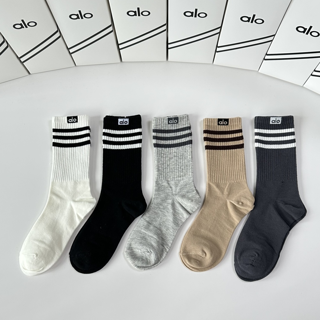 NO:718654,Specially equipped with counter packaging, ALO's new mid-length pile socks!  Five pairs in a box, synchronized tube socks at the counter, big brands going out on the street, a must-have for fashionistas, super easy to match. Socks, stockings, socks, socks19860909特 配专柜包装 ALO 新款中长款堆堆袜袜子！一盒五双,专柜同步筒袜袜子,大牌出街,潮人必备超好搭.袜子,丝袜,袜子,socks,accessory