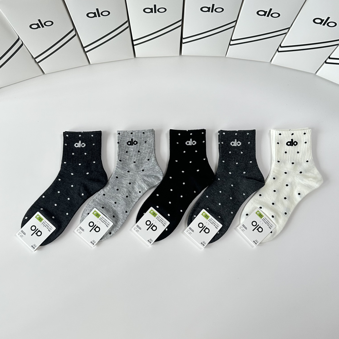 NO:718656,Special packaging for ALO's new mid-length socks!  Five pairs in a box, synchronized tube socks at the counter, big brands going out on the street, must-have socks for fashionistas, stockings, socks, socks19860909特配包装 ALO 新款中长筒款堆堆袜袜子！一盒五双, 专柜同步筒款袜子,大牌出街,潮人必备超好搭袜子,丝袜,袜子,socks,accessory