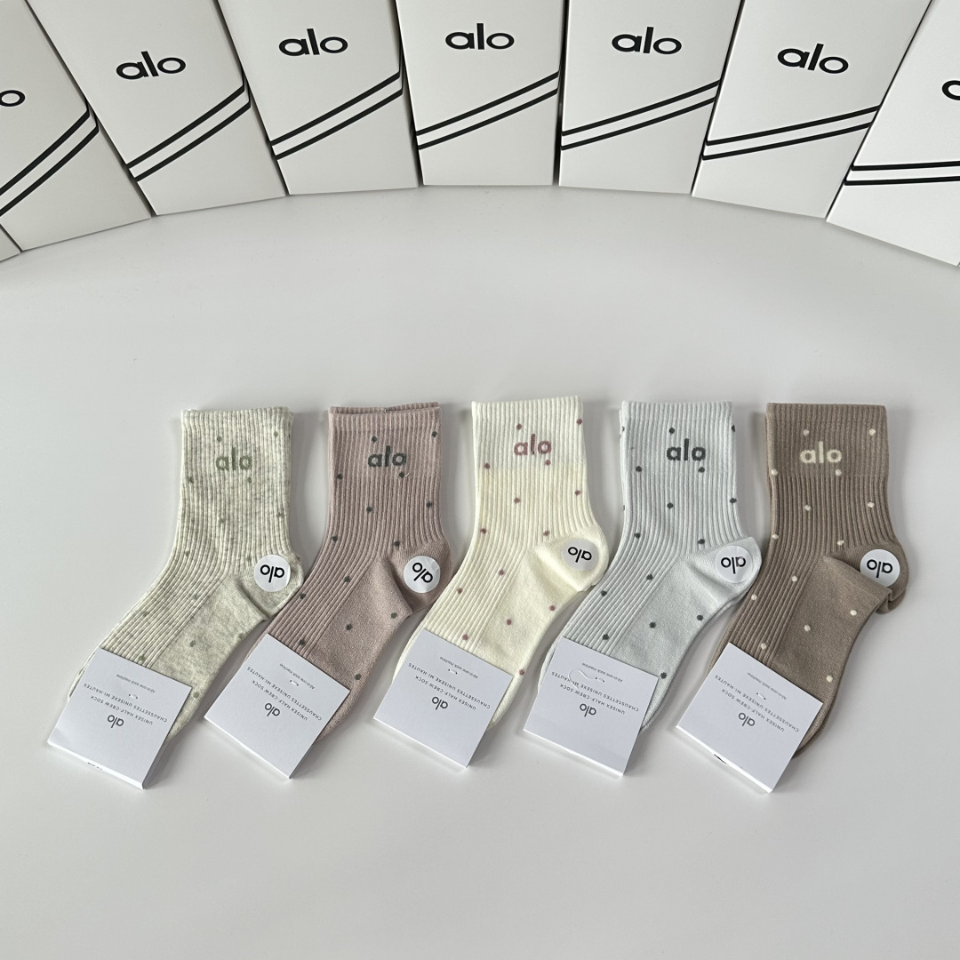 NO:718658,Specially equipped with counter packaging, ALO's new mid-length pile socks!  Five pairs in a box, synchronized tube socks at the counter, big brands going out on the street, a must-have for fashionistas, super easy to match. Socks, stockings, socks, socks19860909特 配专柜包装 ALO 新款中长款堆堆袜袜子！一盒五双,专柜同步筒袜袜子,大牌出街,潮人必备超好搭.袜子,丝袜,袜子,socks,accessory