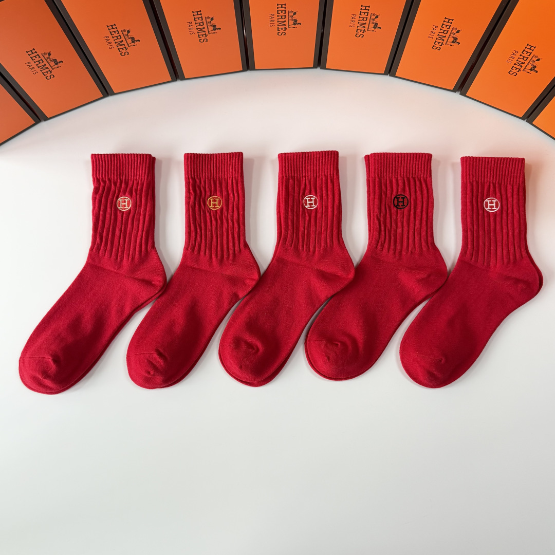 NO:718731,Specially packaged, booming big red socks HERMES (Hermès) new classic embroidered mid-length pile socks!  Five pairs in a box, counter-synchronized tube socks, big brands out on the street, a must-have for fashionistas, super easy to match. Socks, stockings, socks, hermes, hermes, socks19860909特 配包装 红红火火 大红袜 HERMES（爱马仕）新款经典刺绣中长款堆堆袜袜子！一盒五双,专柜同步筒袜袜子,大牌出街,潮人必备超好搭.袜子,丝袜,袜子,hermes,hermes,socks,accessory