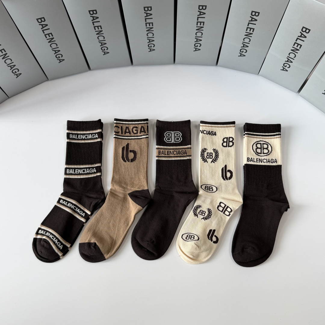 NO:718685,Specially equipped with counter packaging Balenciaga's new mid-length pile socks!  Five pairs in a box, counter-synchronized tube socks, big brands out on the street, a must-have for fashionistas, super easy to match. Socks, stockings, socks, balenciaga, balenciaga, socks19860909特 配专柜包装 Balenciaga（巴黎世家）新款中长款堆堆袜袜子！一盒五双,专柜同步筒袜袜子,大牌出街,潮人必备超好搭.袜子,丝袜,袜子,balenciaga,balenciaga,socks,accessory