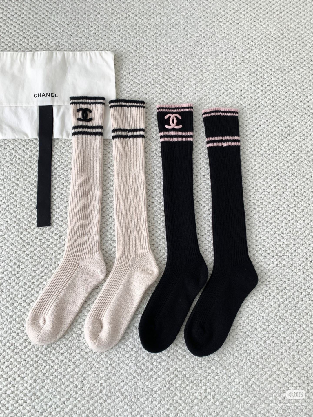 NO:718672,Special packaging Chanel (Chanel) hot-selling official website new double-needle cashmere stockings pile socks!  One pair in a box, synchronized tube socks at the counter, big brands going out on the street, a must-have for fashionistas~ Socks, stockings, socks, chanel, chanel, socks19860909特 配包装 Chanel (香奈儿) 爆款出货 官网新款双针羊绒长袜堆堆袜袜子！一盒一双,专柜同步筒袜袜子,大牌出街,潮人必备超好搭～袜子,丝袜,袜子,chanel,chanel,socks,accessory